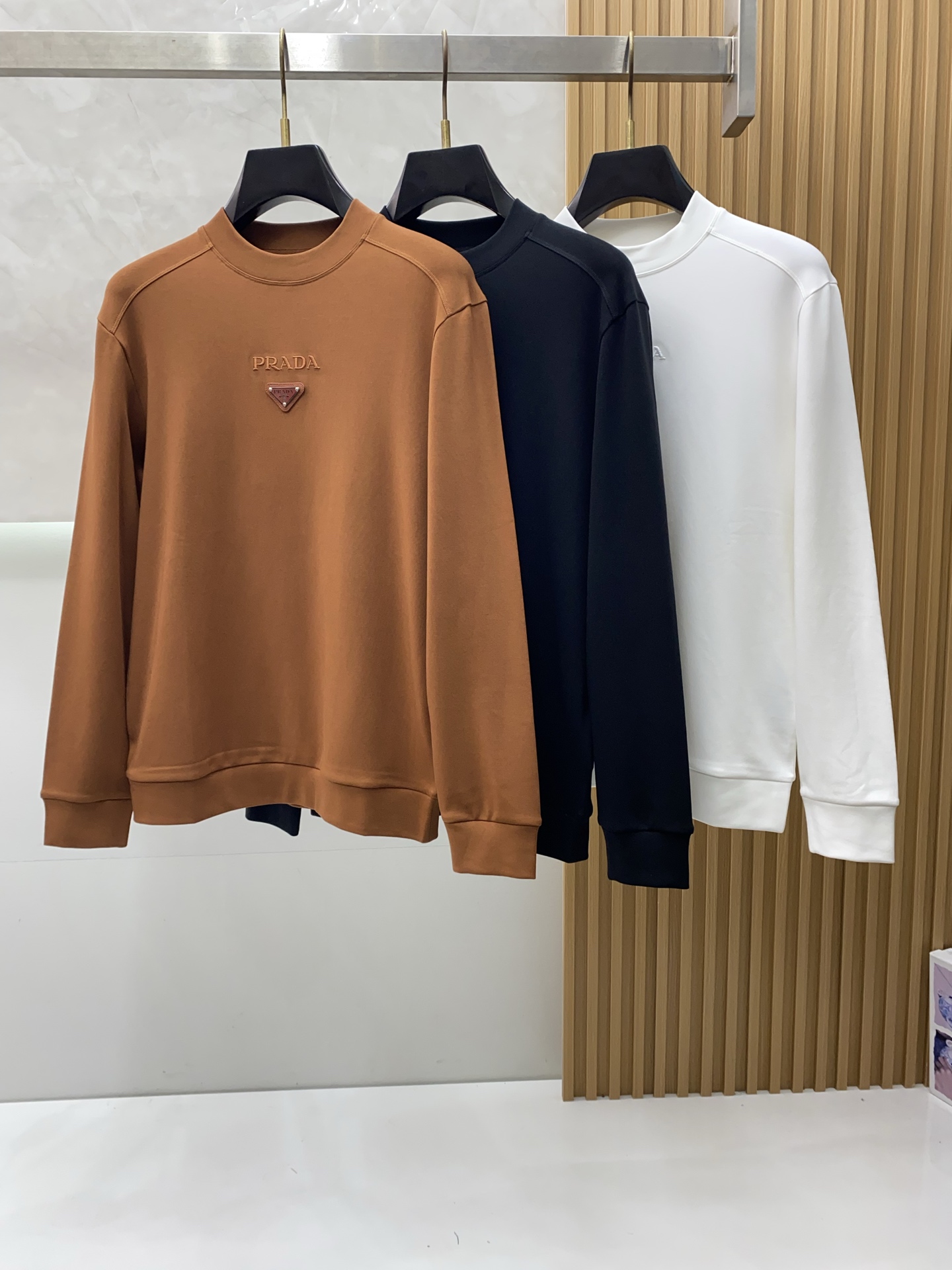 普拉达 2025 秋冬AW新品，时尚休闲打底加厚长袖卫衣专柜同步有售，进口莫戴尔长绒棉拉绒面料，工艺极度