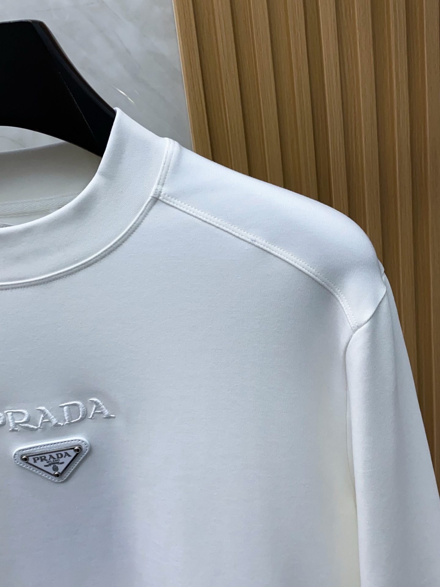 普拉达 2025 秋冬AW新品，时尚休闲打底加厚长袖卫衣专柜同步有售，进口莫戴尔长绒棉拉绒面料，工艺极度