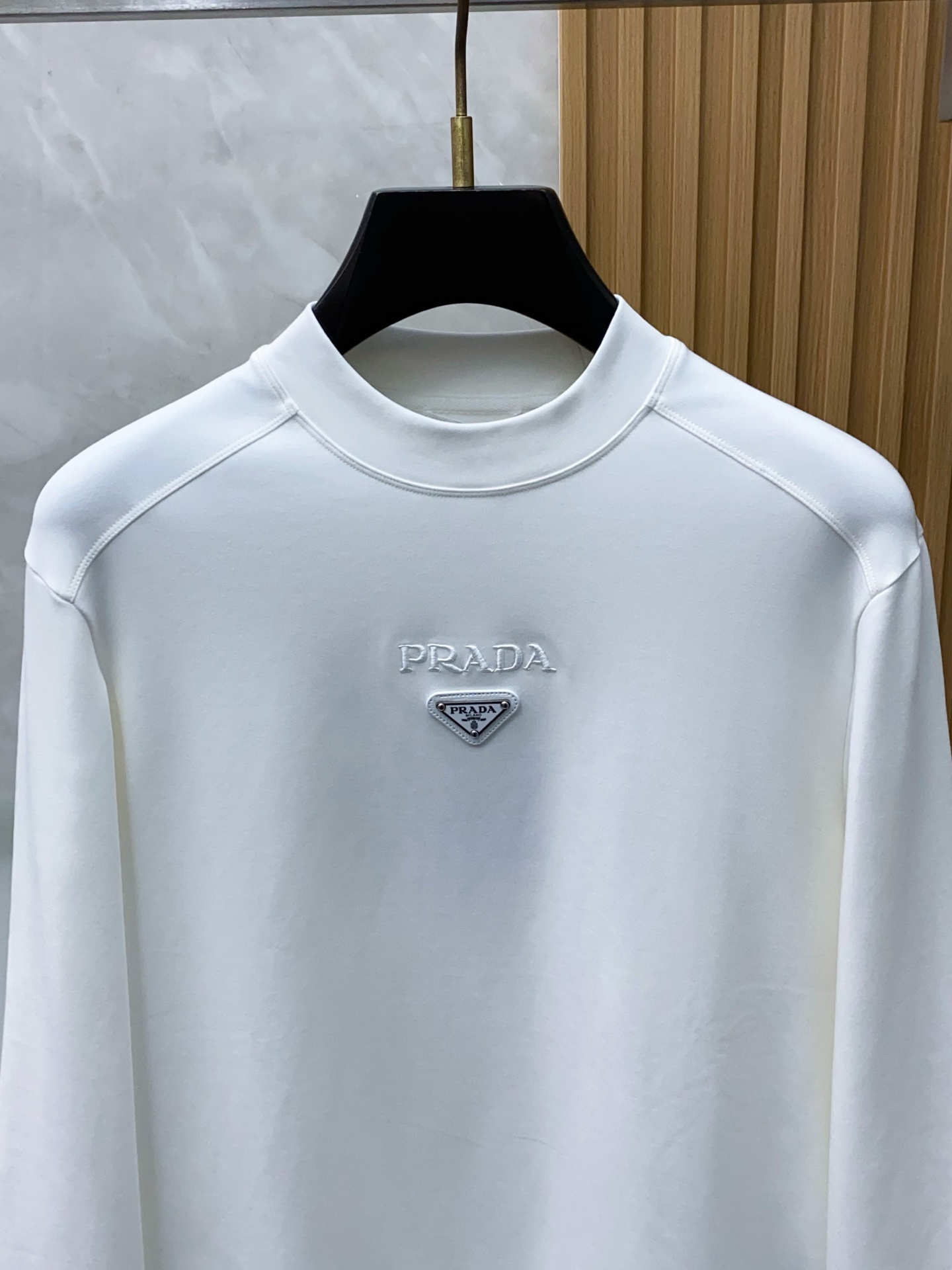 普拉达 2025 秋冬AW新品，时尚休闲打底加厚长袖卫衣专柜同步有售，进口莫戴尔长绒棉拉绒面料，工艺极度