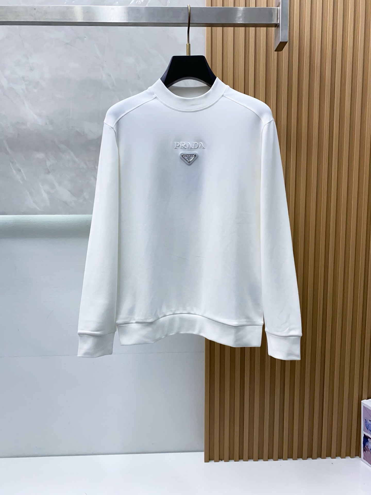 普拉达 2025 秋冬AW新品，时尚休闲打底加厚长袖卫衣专柜同步有售，进口莫戴尔长绒棉拉绒面料，工艺极度