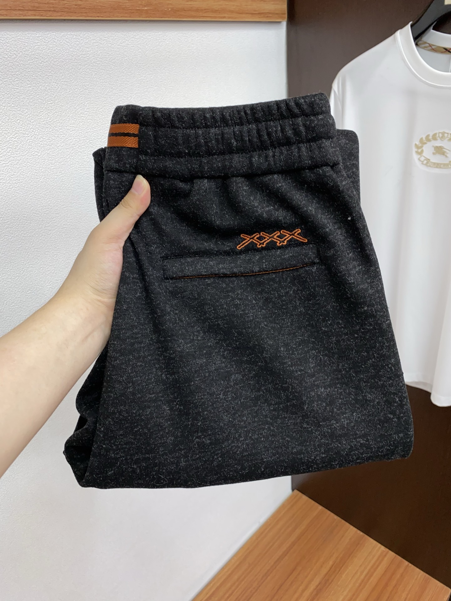 NO:595623,Ermenegildo Zegna specializes in new casual pants, high-end version!  Custom-made fabrics at the counter are highly comfortable, with exquisite embroidery on the front and impeccable details. The design concept of brand elements reflects high quality. It feels delicate and soft!  It presents a casual cut and the upper body shape is awesome!  Size M-3XL,,zegna,alexander wang19860909杰尼亚 专供新款休闲裤 高端版本！专柜定制面料 舒适度高,前幅精致刺绣 细节无可挑剔,品牌元素设计理念,体现高品质.手感细腻柔软！呈现休闲裁剪,上身版型超赞！ 码数M-3XL,,zegna,alexander wang,Men's clothing