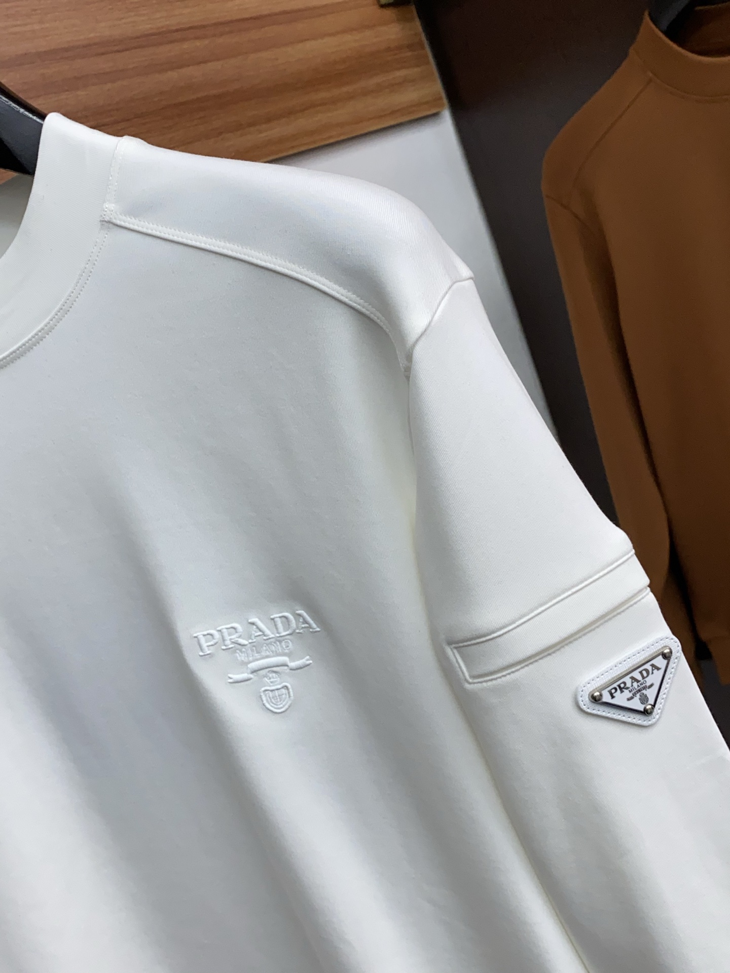 普拉达 2025 秋冬AW新品，时尚休闲打底加厚长袖卫衣专柜同步有售，进口加厚莫戴尔长绒棉拉绒面料，工艺