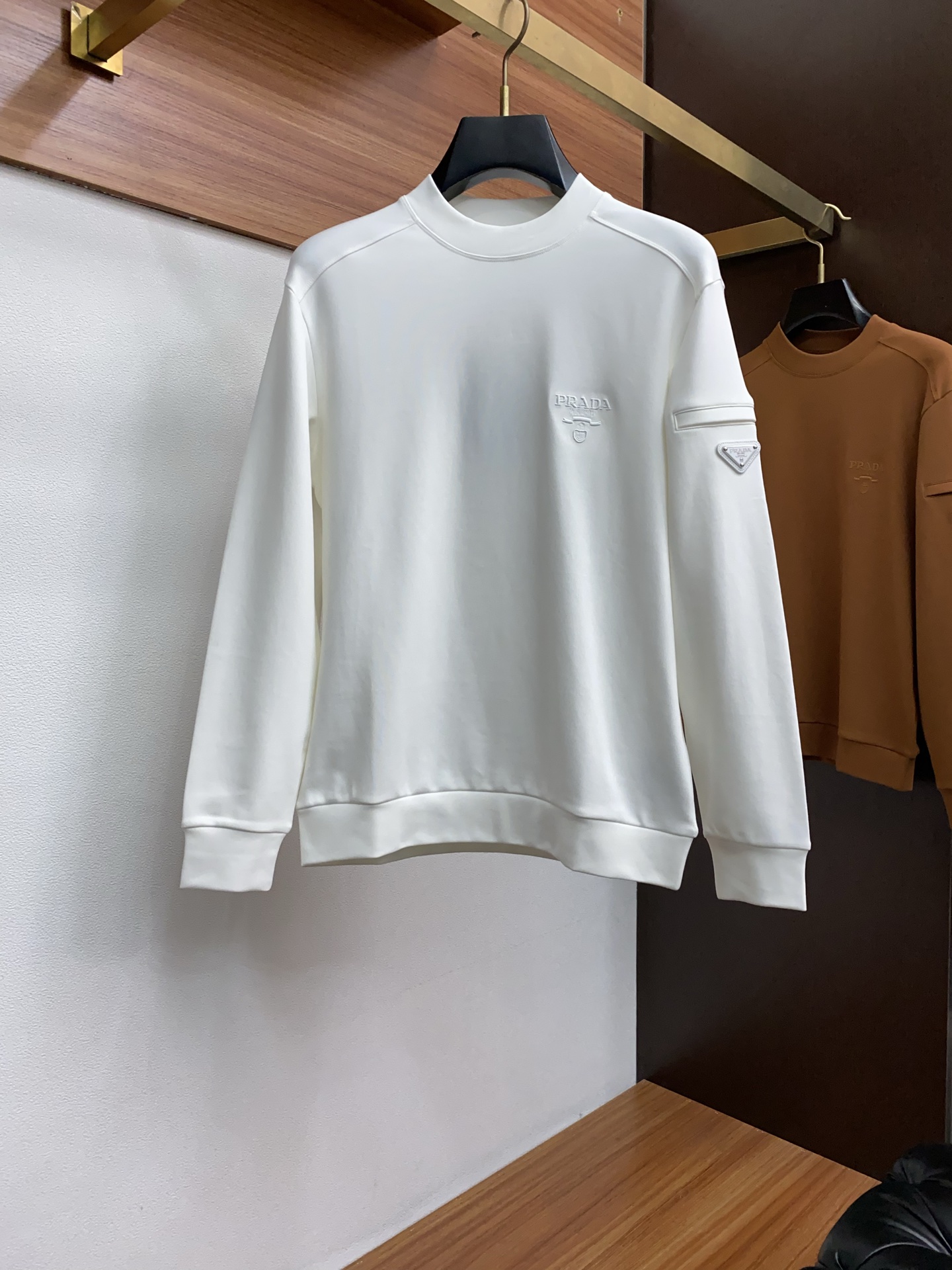 普拉达 2025 秋冬AW新品，时尚休闲打底加厚长袖卫衣专柜同步有售，进口加厚莫戴尔长绒棉拉绒面料，工艺