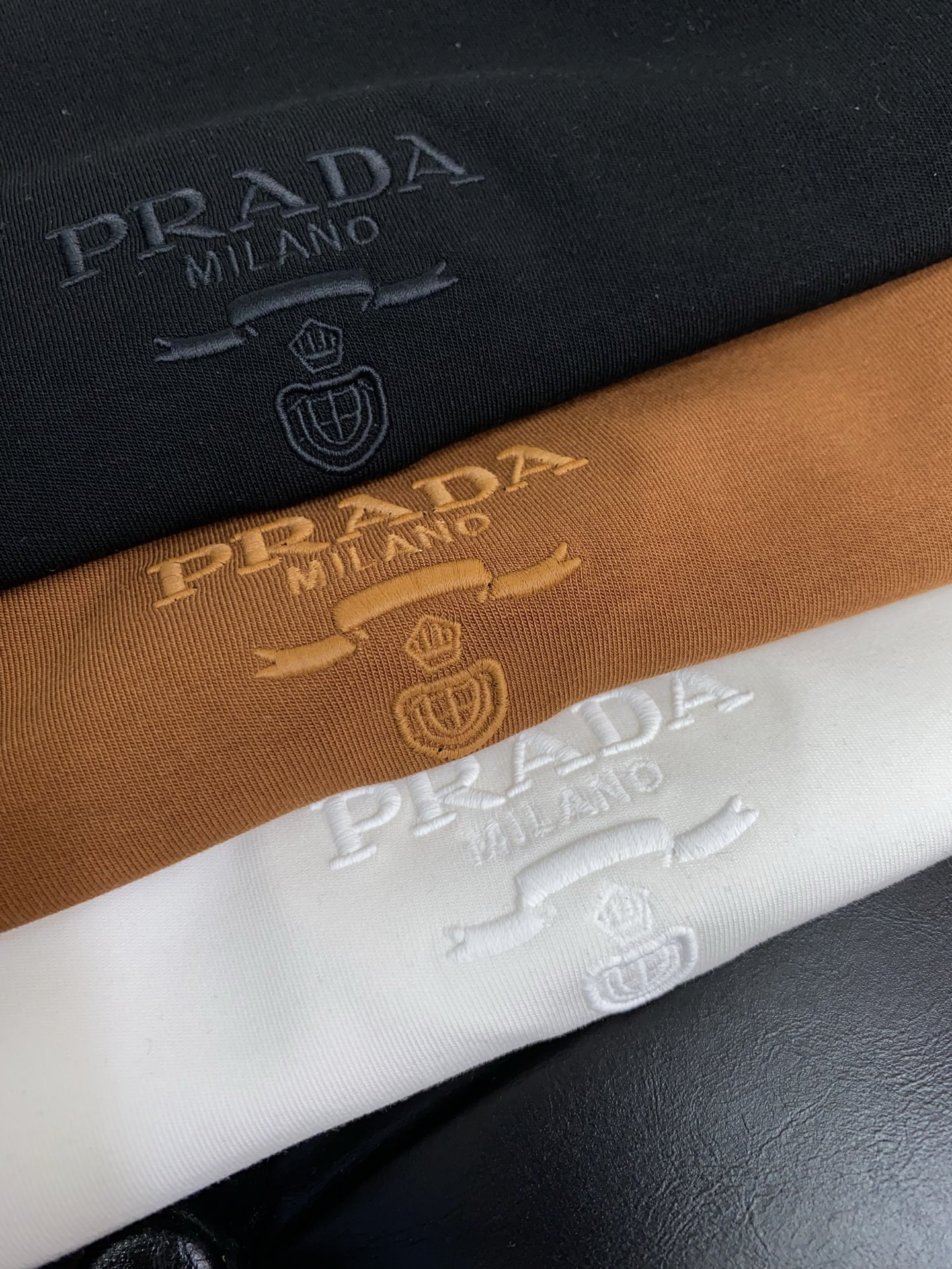 普拉达 2025 秋冬AW新品，时尚休闲打底加厚长袖卫衣专柜同步有售，进口加厚莫戴尔长绒棉拉绒面料，工艺