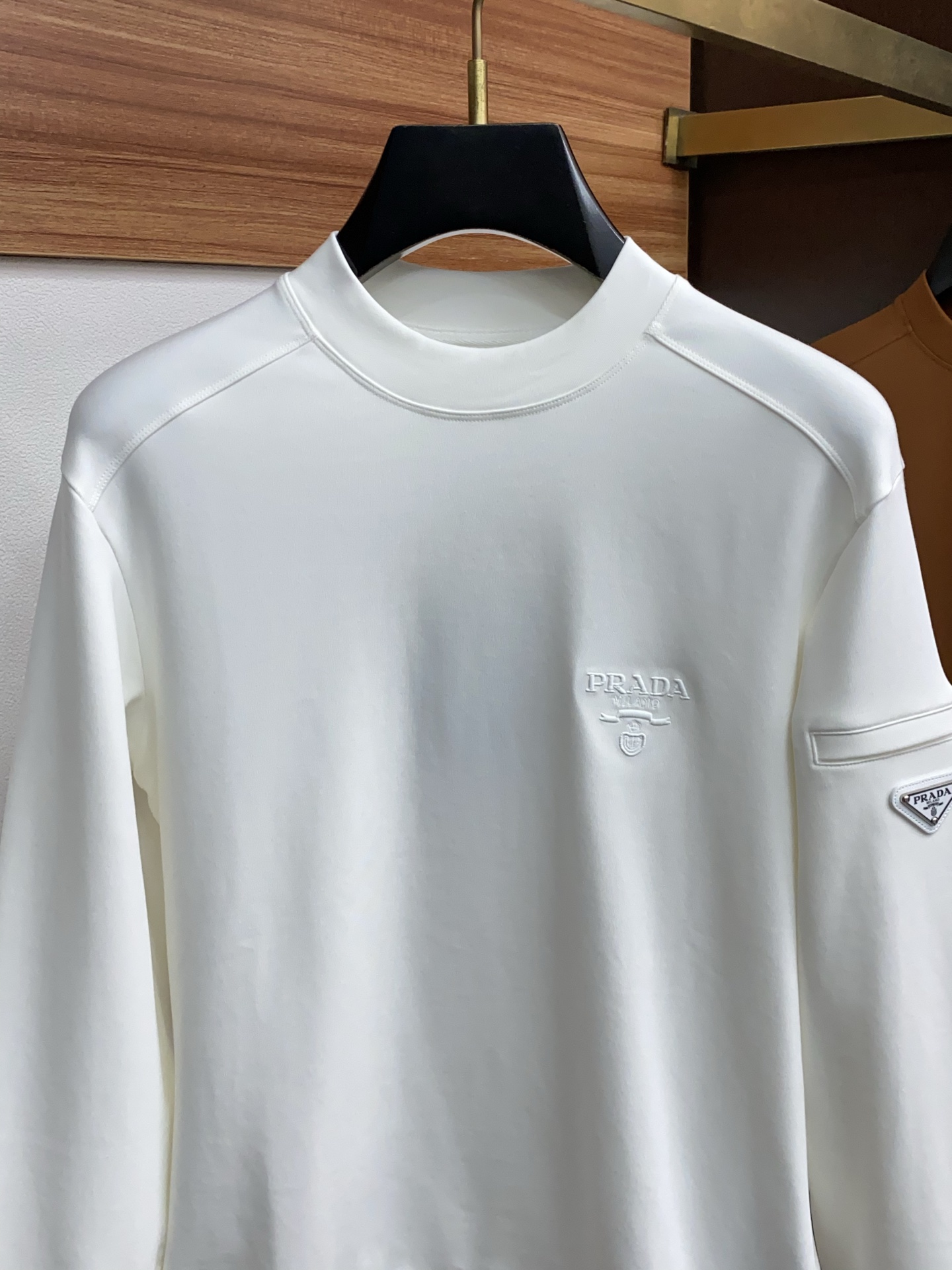 普拉达 2025 秋冬AW新品，时尚休闲打底加厚长袖卫衣专柜同步有售，进口加厚莫戴尔长绒棉拉绒面料，工艺