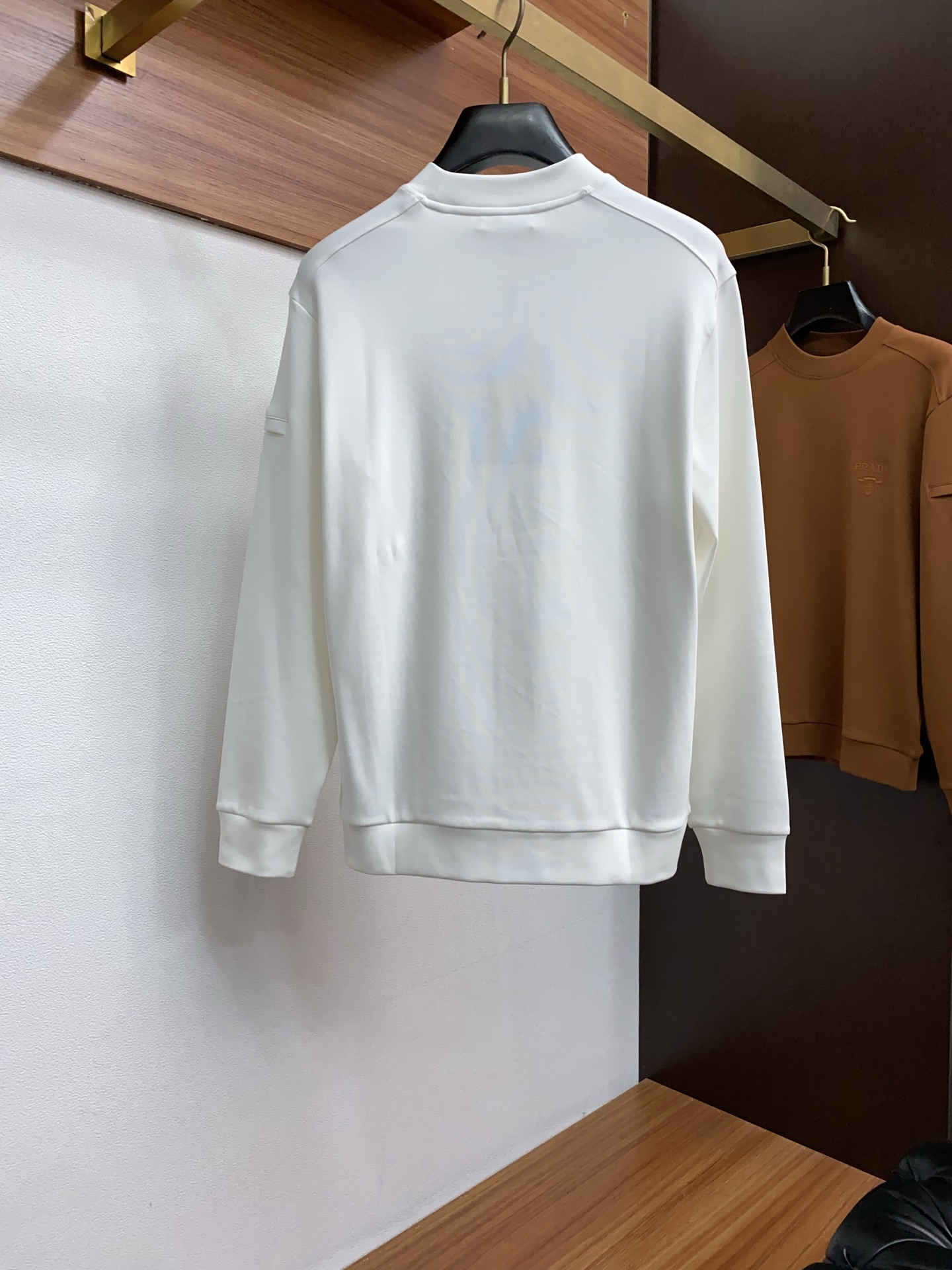 普拉达 2025 秋冬AW新品，时尚休闲打底加厚长袖卫衣专柜同步有售，进口加厚莫戴尔长绒棉拉绒面料，工艺