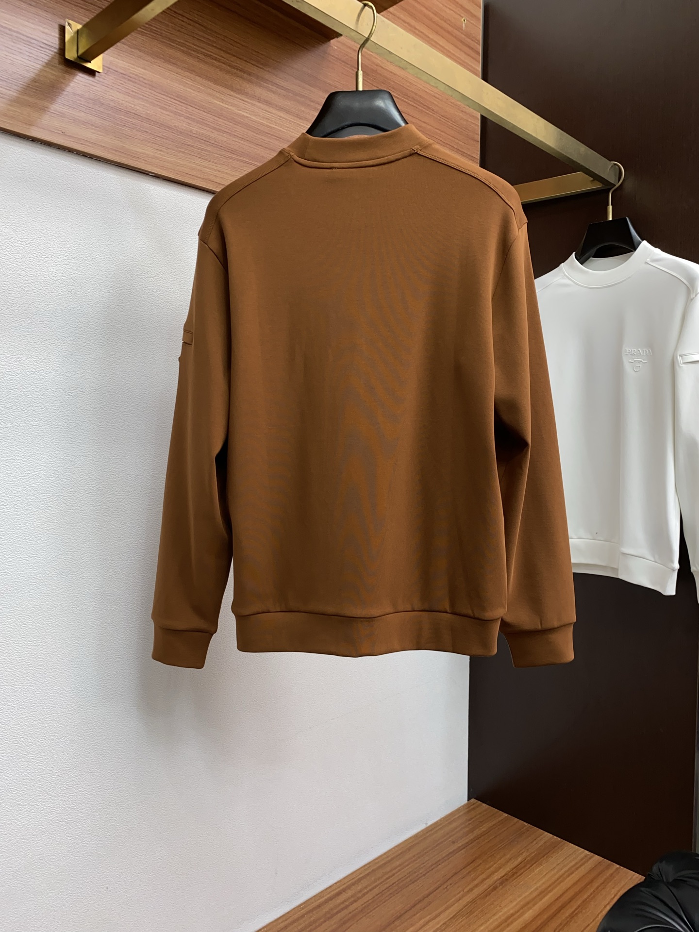 普拉达 2025 秋冬AW新品，时尚休闲打底加厚长袖卫衣专柜同步有售，进口加厚莫戴尔长绒棉拉绒面料，工艺