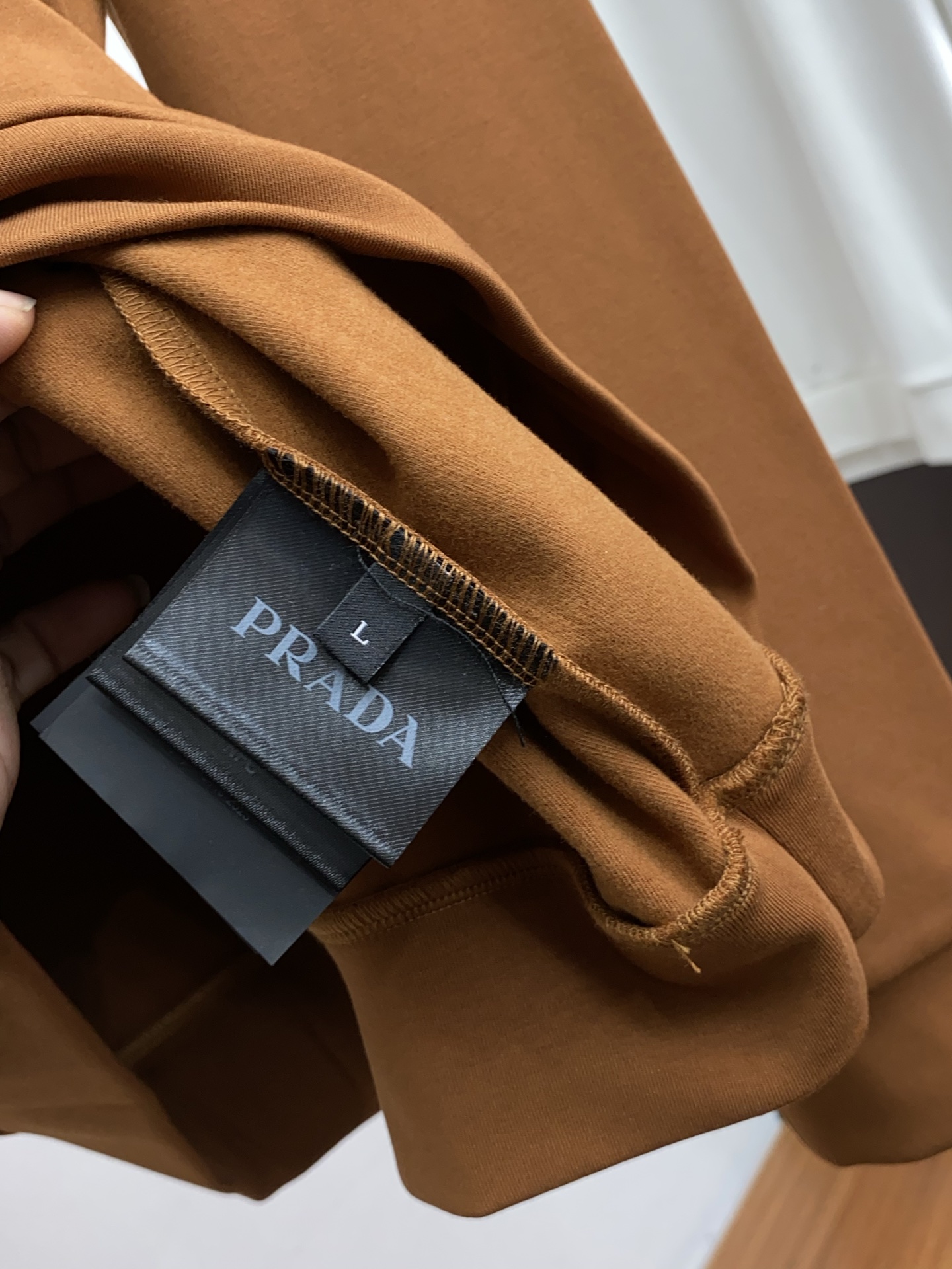 普拉达 2025 秋冬AW新品，时尚休闲打底加厚长袖卫衣专柜同步有售，进口加厚莫戴尔长绒棉拉绒面料，工艺