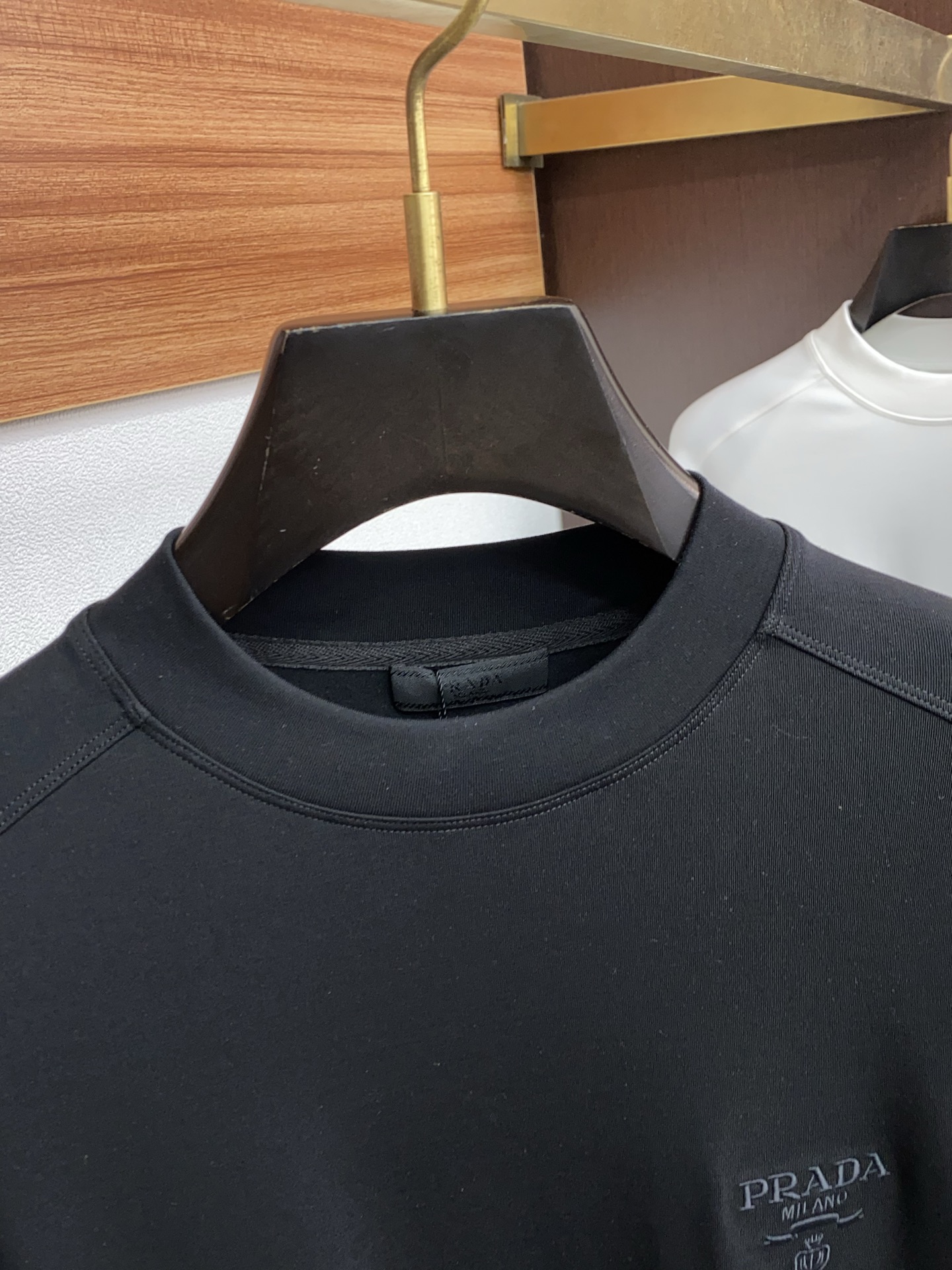 普拉达 2025 秋冬AW新品，时尚休闲打底加厚长袖卫衣专柜同步有售，进口加厚莫戴尔长绒棉拉绒面料，工艺