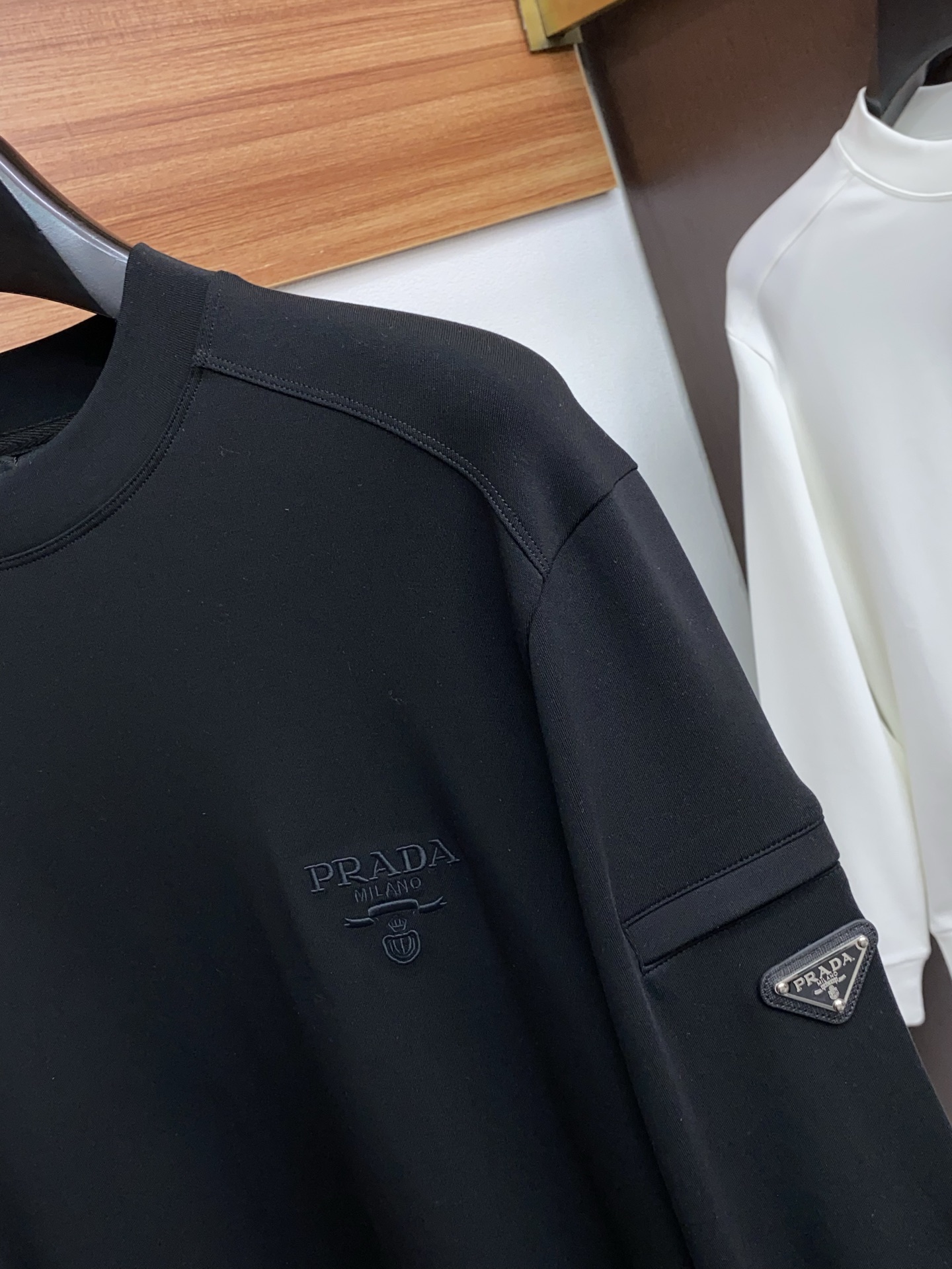 普拉达 2025 秋冬AW新品，时尚休闲打底加厚长袖卫衣专柜同步有售，进口加厚莫戴尔长绒棉拉绒面料，工艺