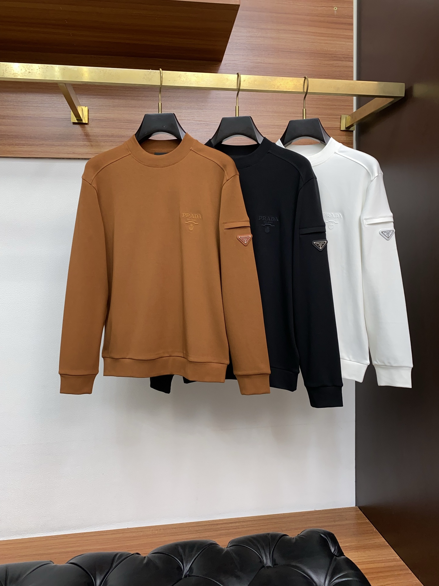 普拉达 2025 秋冬AW新品，时尚休闲打底加厚长袖卫衣专柜同步有售，进口加厚莫戴尔长绒棉拉绒面料，工艺