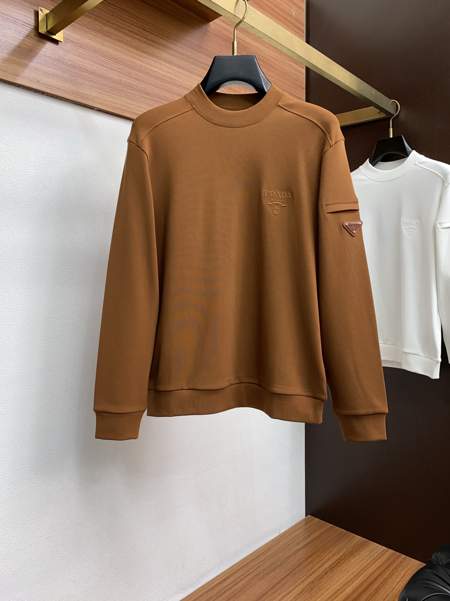 普拉达 2025 秋冬AW新品，时尚休闲打底加厚长袖卫衣专柜同步有售，进口加厚莫戴尔长绒棉拉绒面料，工艺