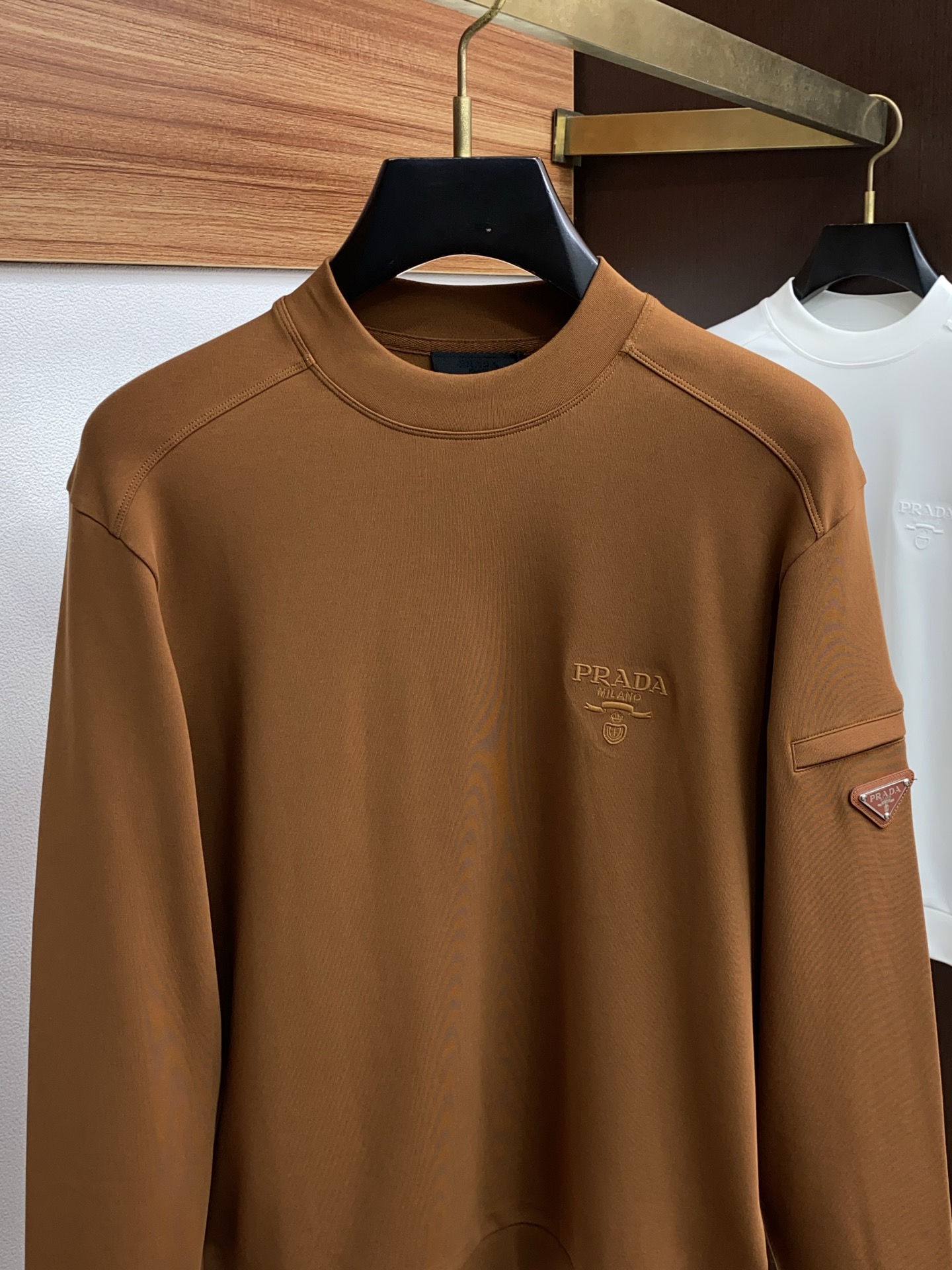 普拉达 2025 秋冬AW新品，时尚休闲打底加厚长袖卫衣专柜同步有售，进口加厚莫戴尔长绒棉拉绒面料，工艺