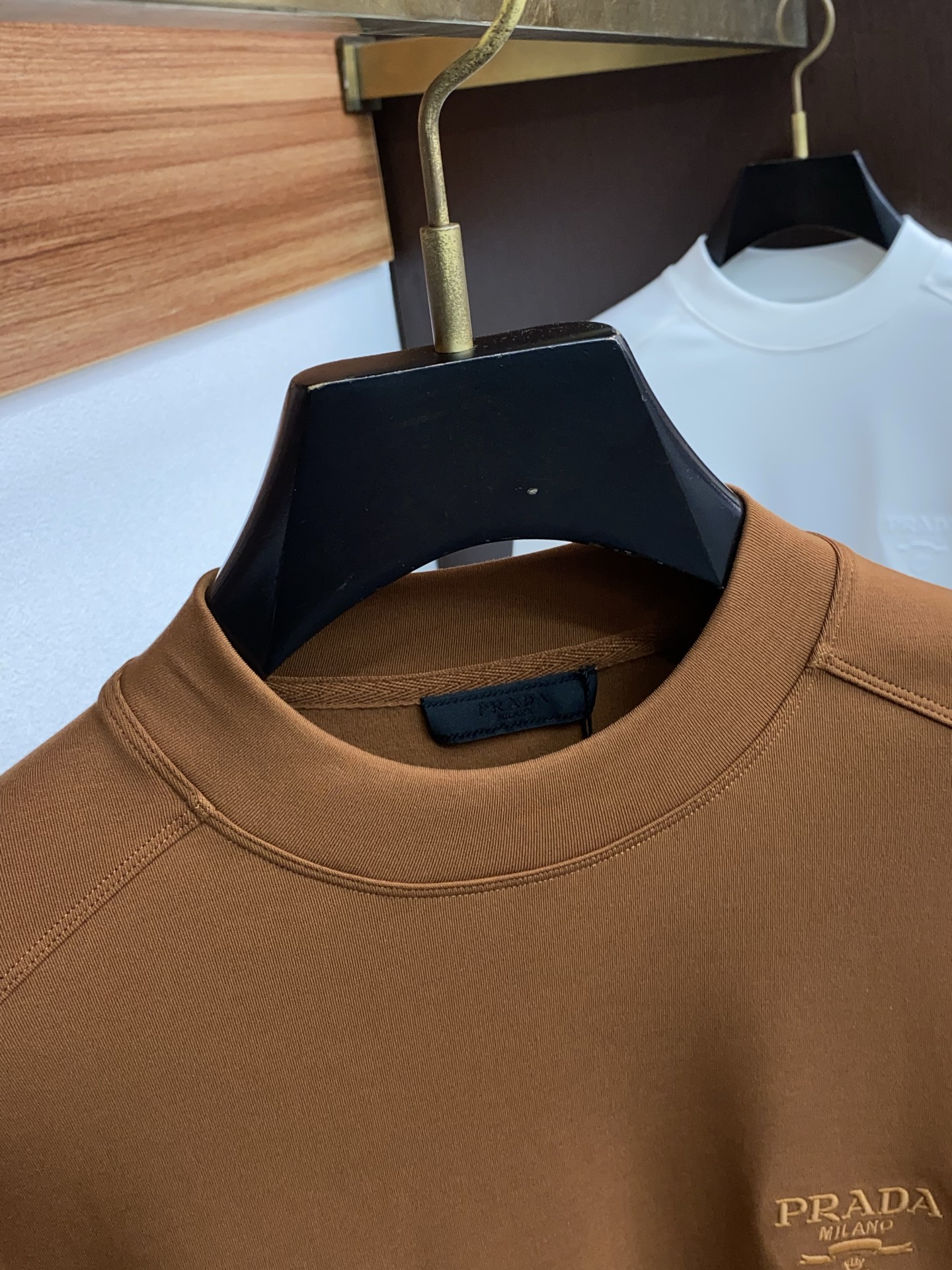 普拉达 2025 秋冬AW新品，时尚休闲打底加厚长袖卫衣专柜同步有售，进口加厚莫戴尔长绒棉拉绒面料，工艺