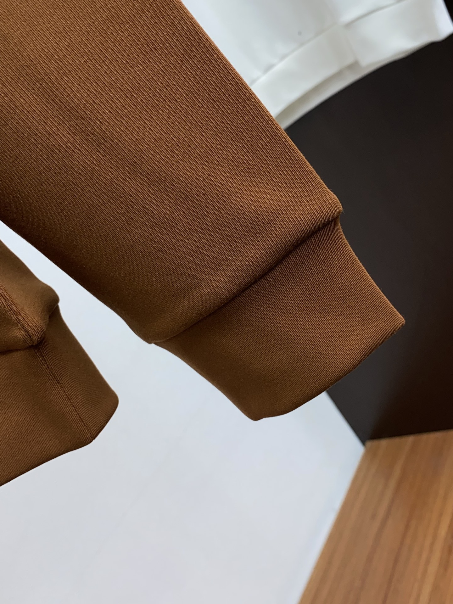 普拉达 2025 秋冬AW新品，时尚休闲打底加厚长袖卫衣专柜同步有售，进口加厚莫戴尔长绒棉拉绒面料，工艺