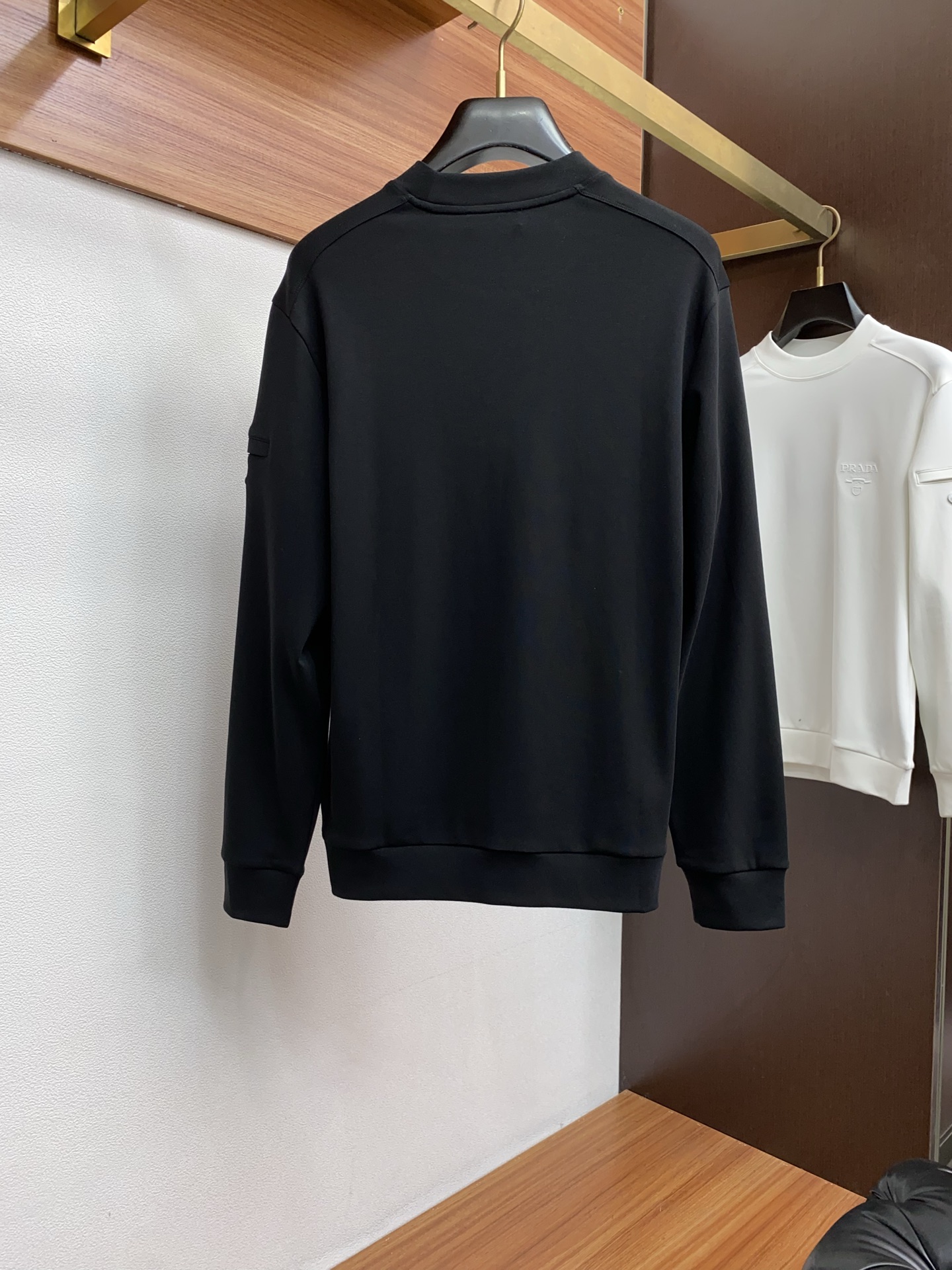 普拉达 2025 秋冬AW新品，时尚休闲打底加厚长袖卫衣专柜同步有售，进口加厚莫戴尔长绒棉拉绒面料，工艺