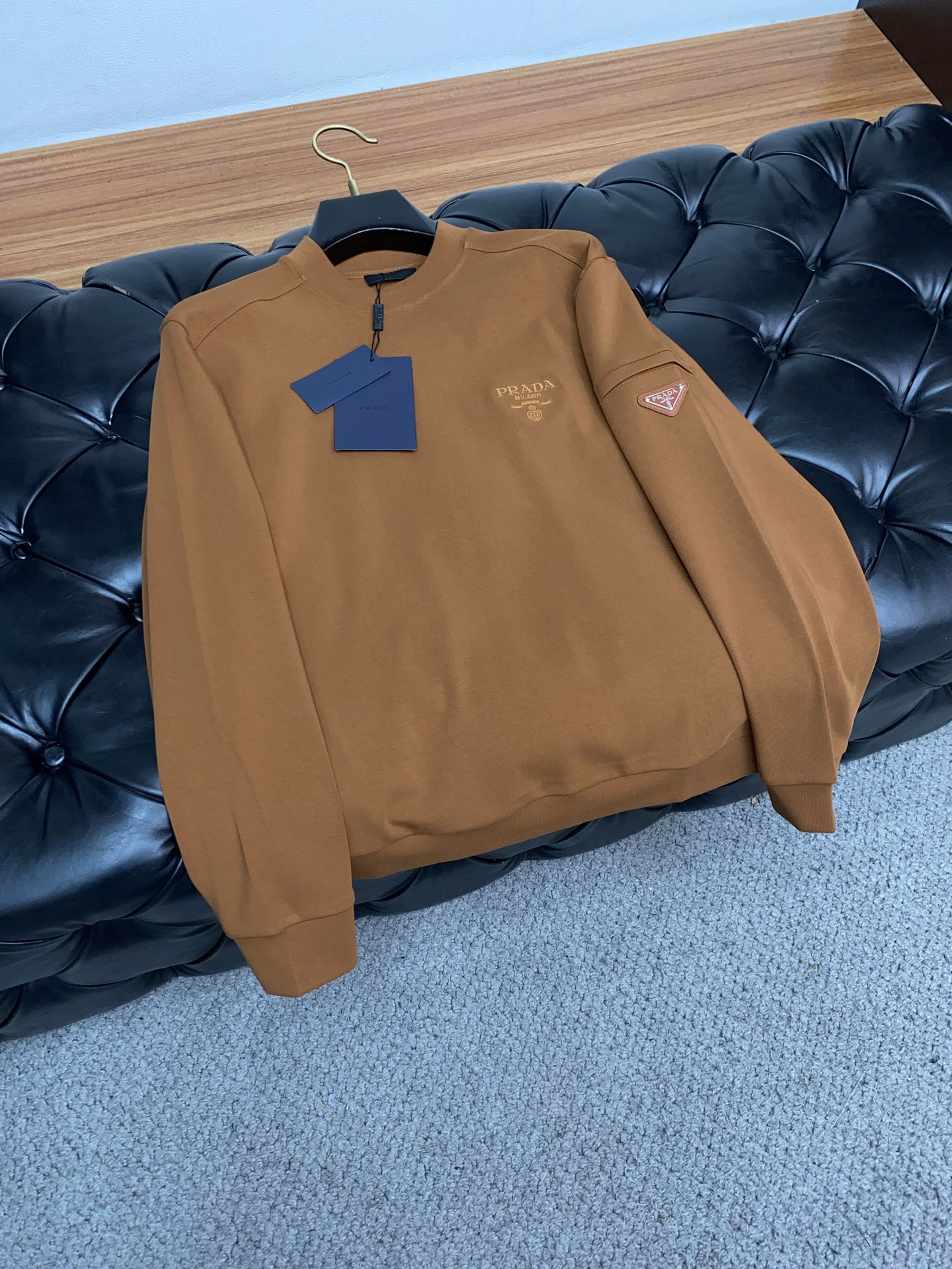 普拉达 2025 秋冬AW新品，时尚休闲打底加厚长袖卫衣专柜同步有售，进口加厚莫戴尔长绒棉拉绒面料，工艺