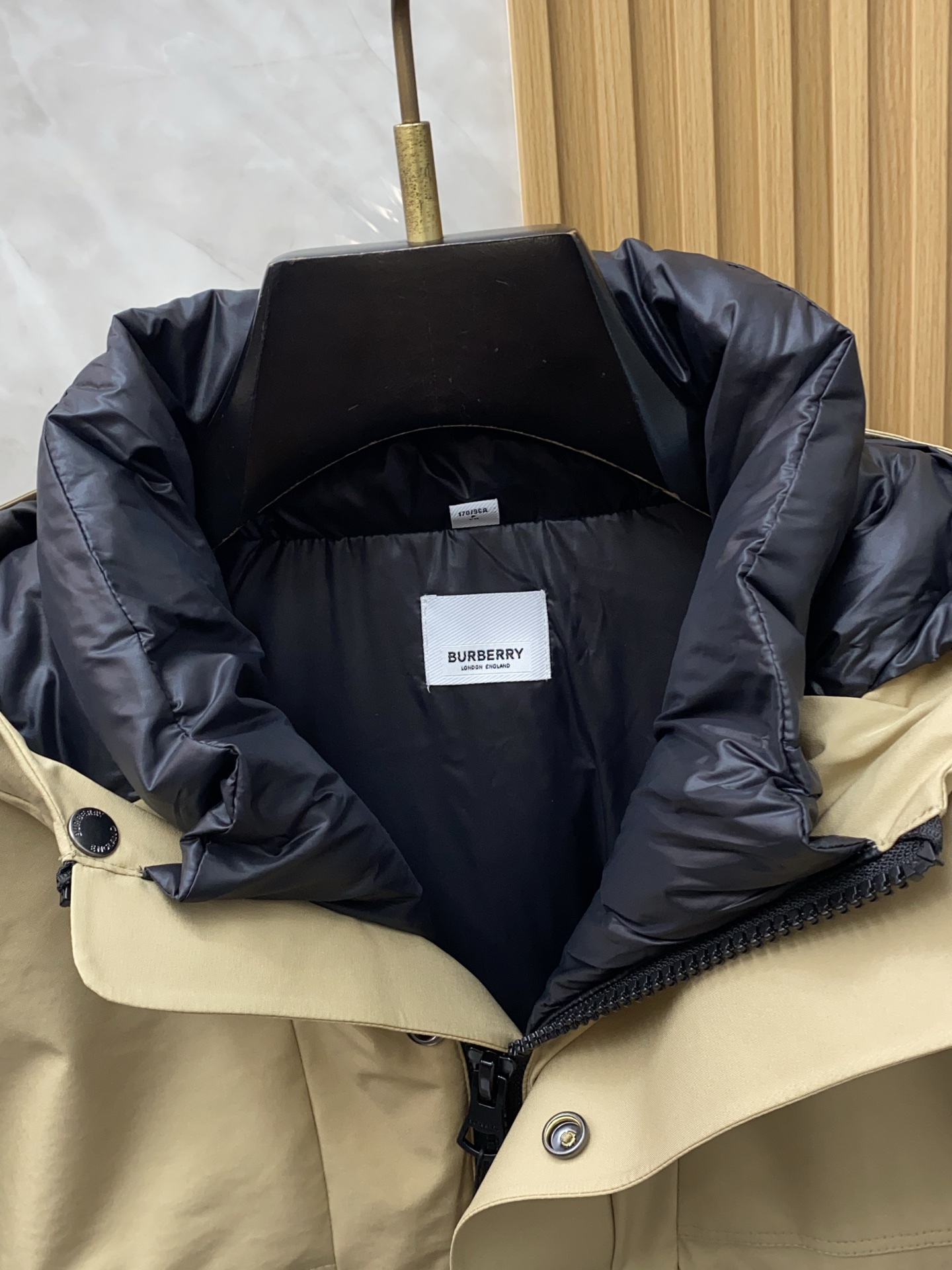 巴宝莉 秋冬新款羽绒服 原版1:1订制五金配件全进口原版定制 欢迎专柜对比 绝对的高品质 采用顶级90白