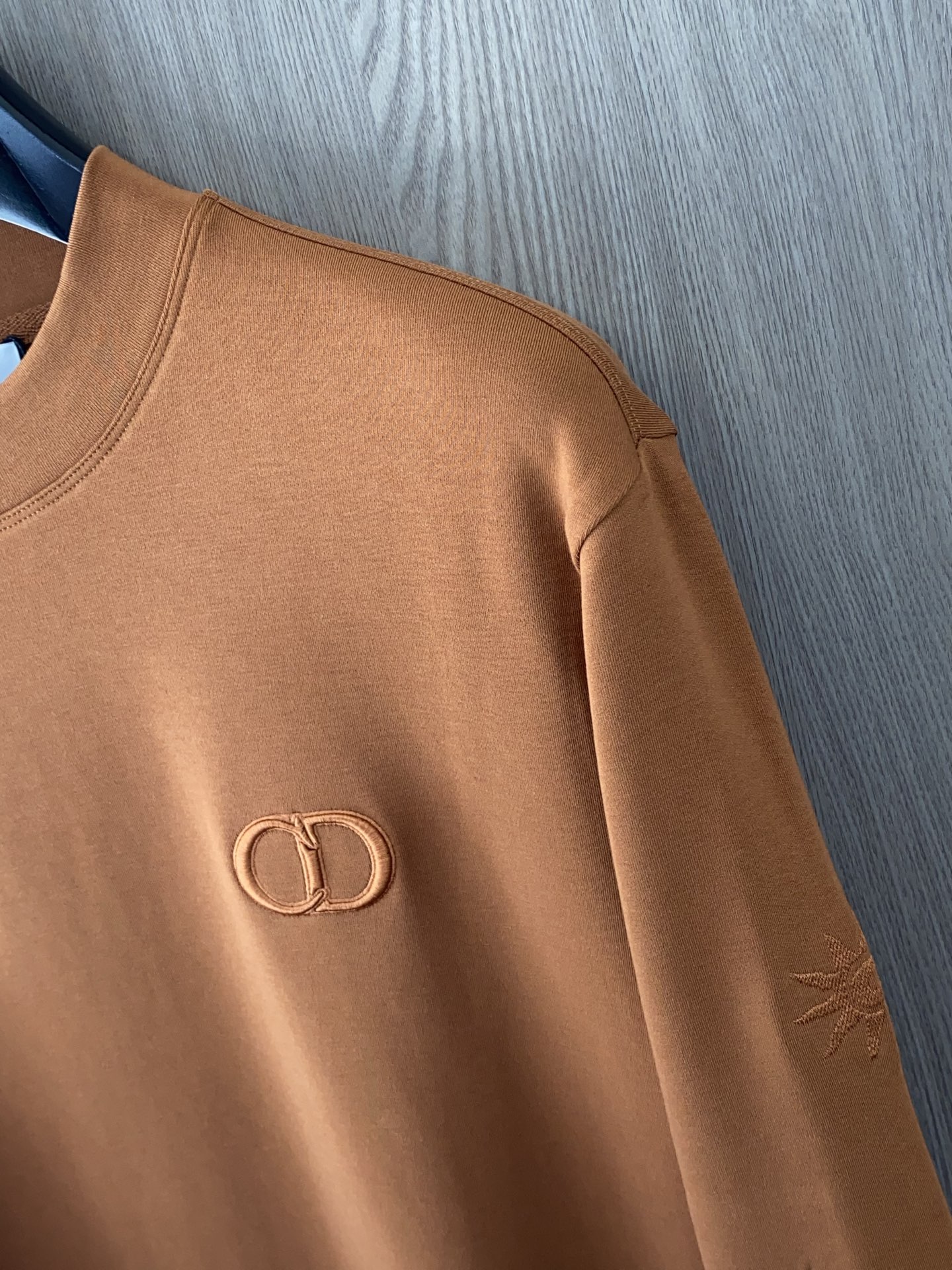 迪奥 2025 秋冬AW新品，时尚休闲打底加厚长袖卫衣专柜同步有售，进口加厚莫戴尔长绒棉拉绒面料，工艺极