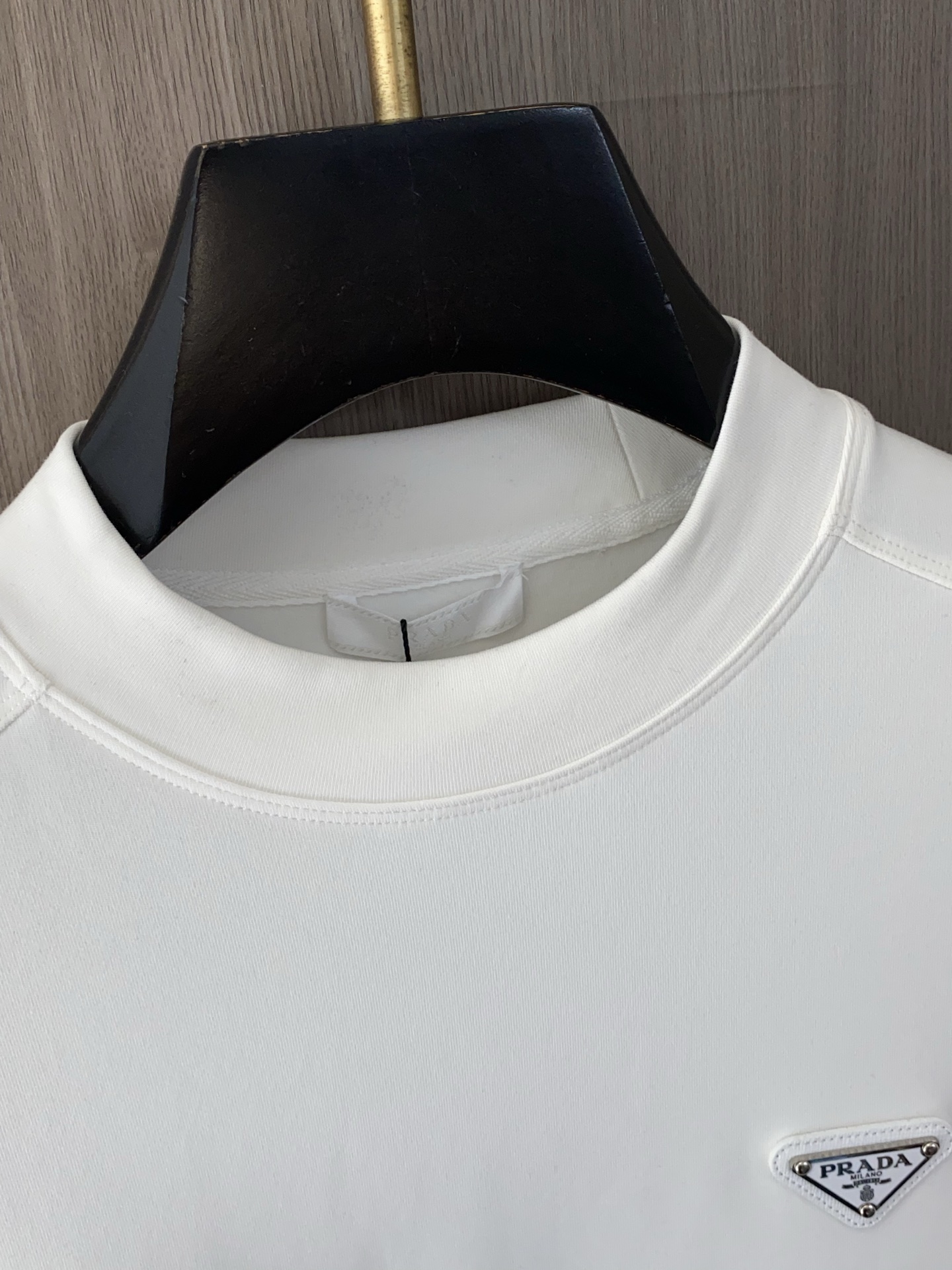 🌾 普拉达 2025 秋冬AW新品，时尚休闲打底加厚长袖卫衣专柜同步有售，进口加厚莫戴尔长绒棉拉绒面料，