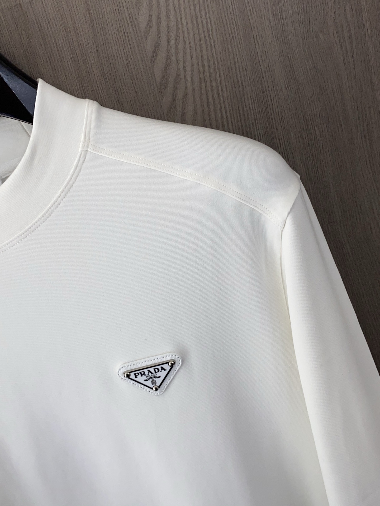 🌾 普拉达 2025 秋冬AW新品，时尚休闲打底加厚长袖卫衣专柜同步有售，进口加厚莫戴尔长绒棉拉绒面料，