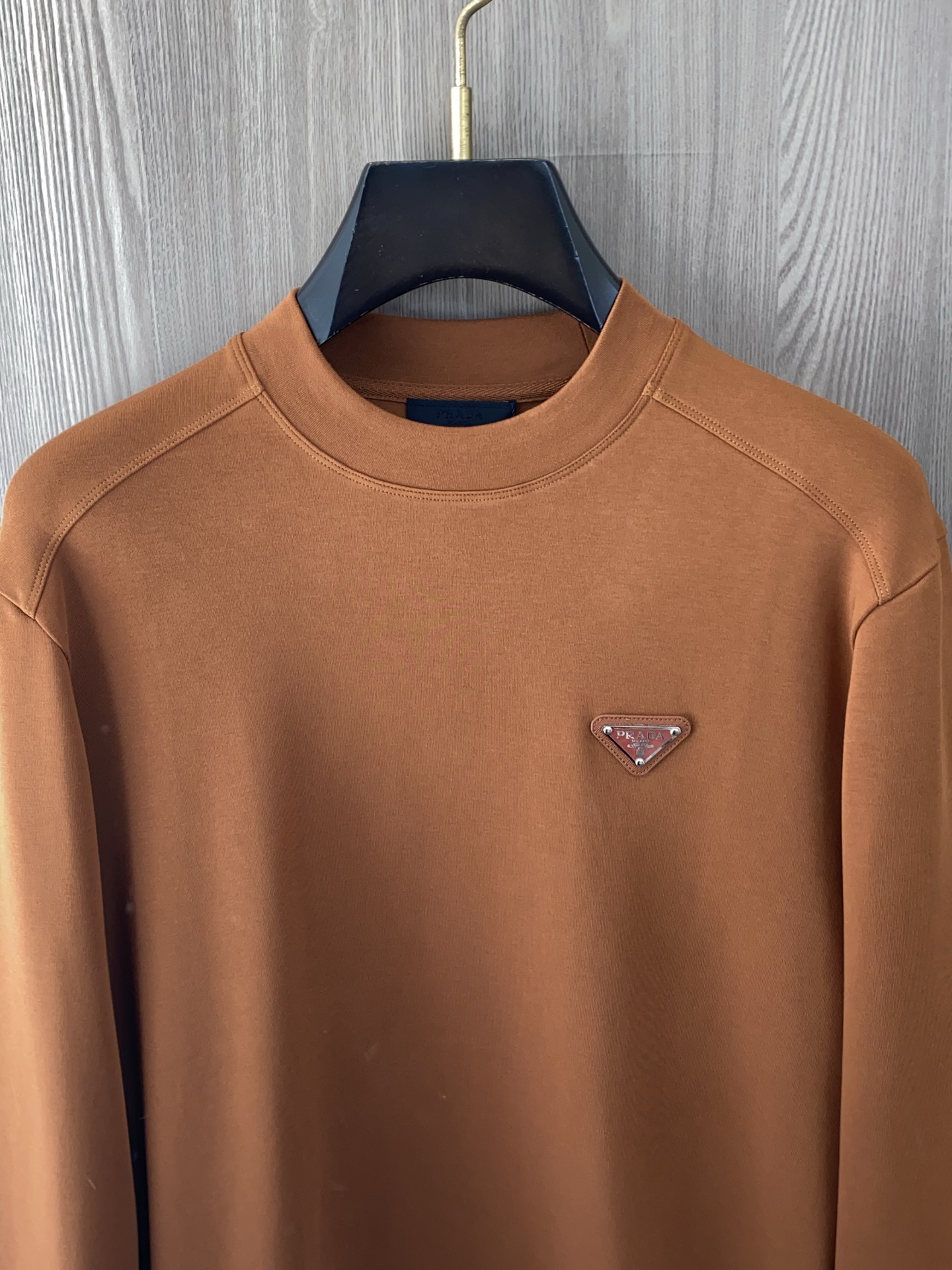 普拉达 2025 秋冬AW新品，时尚休闲打底加厚长袖卫衣专柜同步有售，进口加厚莫戴尔长绒棉拉绒面料，工艺