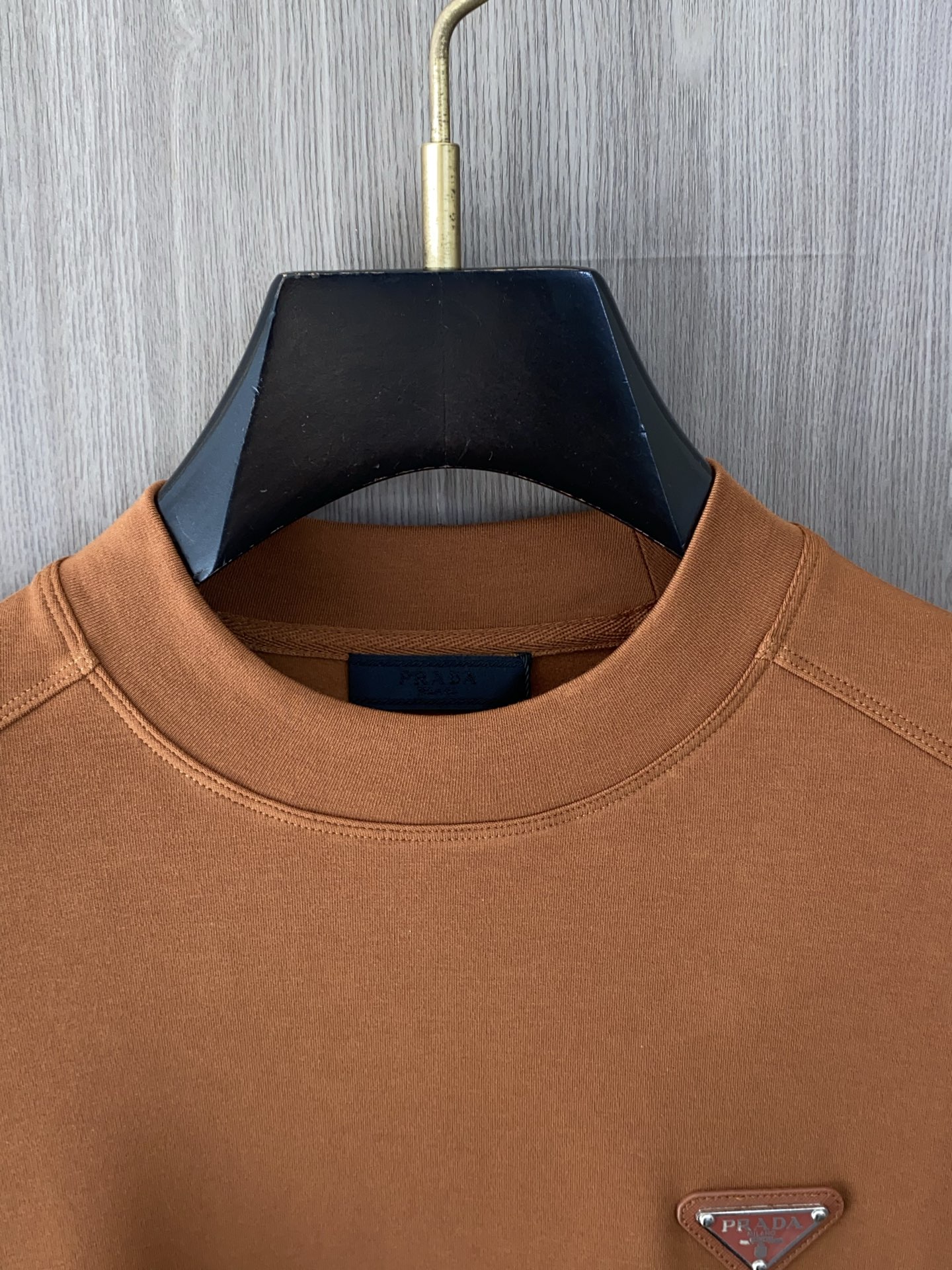 普拉达 2025 秋冬AW新品，时尚休闲打底加厚长袖卫衣专柜同步有售，进口加厚莫戴尔长绒棉拉绒面料，工艺