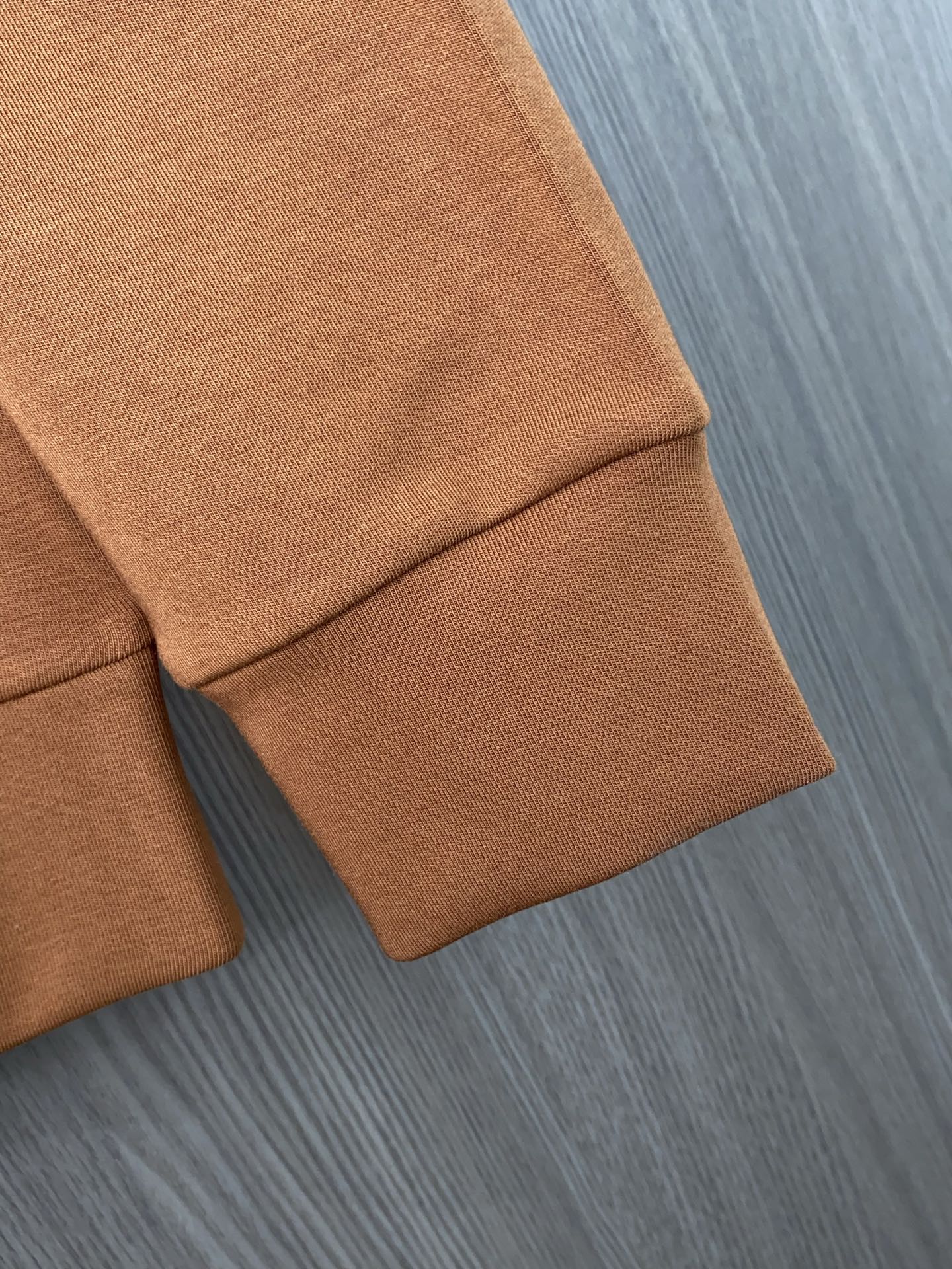 普拉达 2025 秋冬AW新品，时尚休闲打底加厚长袖卫衣专柜同步有售，进口加厚莫戴尔长绒棉拉绒面料，工艺