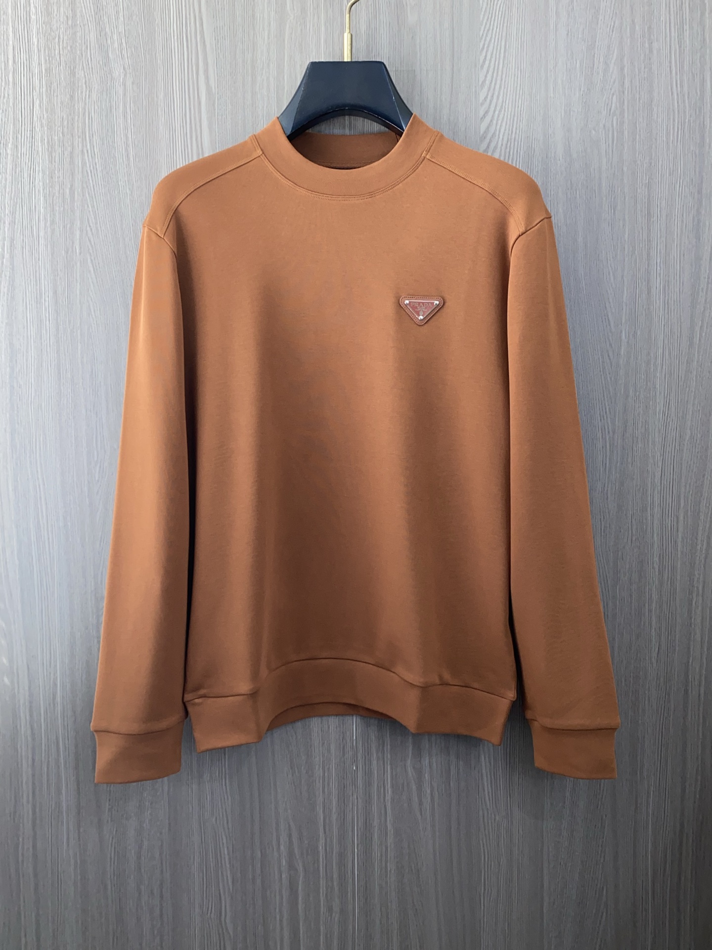 普拉达 2025 秋冬AW新品，时尚休闲打底加厚长袖卫衣专柜同步有售，进口加厚莫戴尔长绒棉拉绒面料，工艺