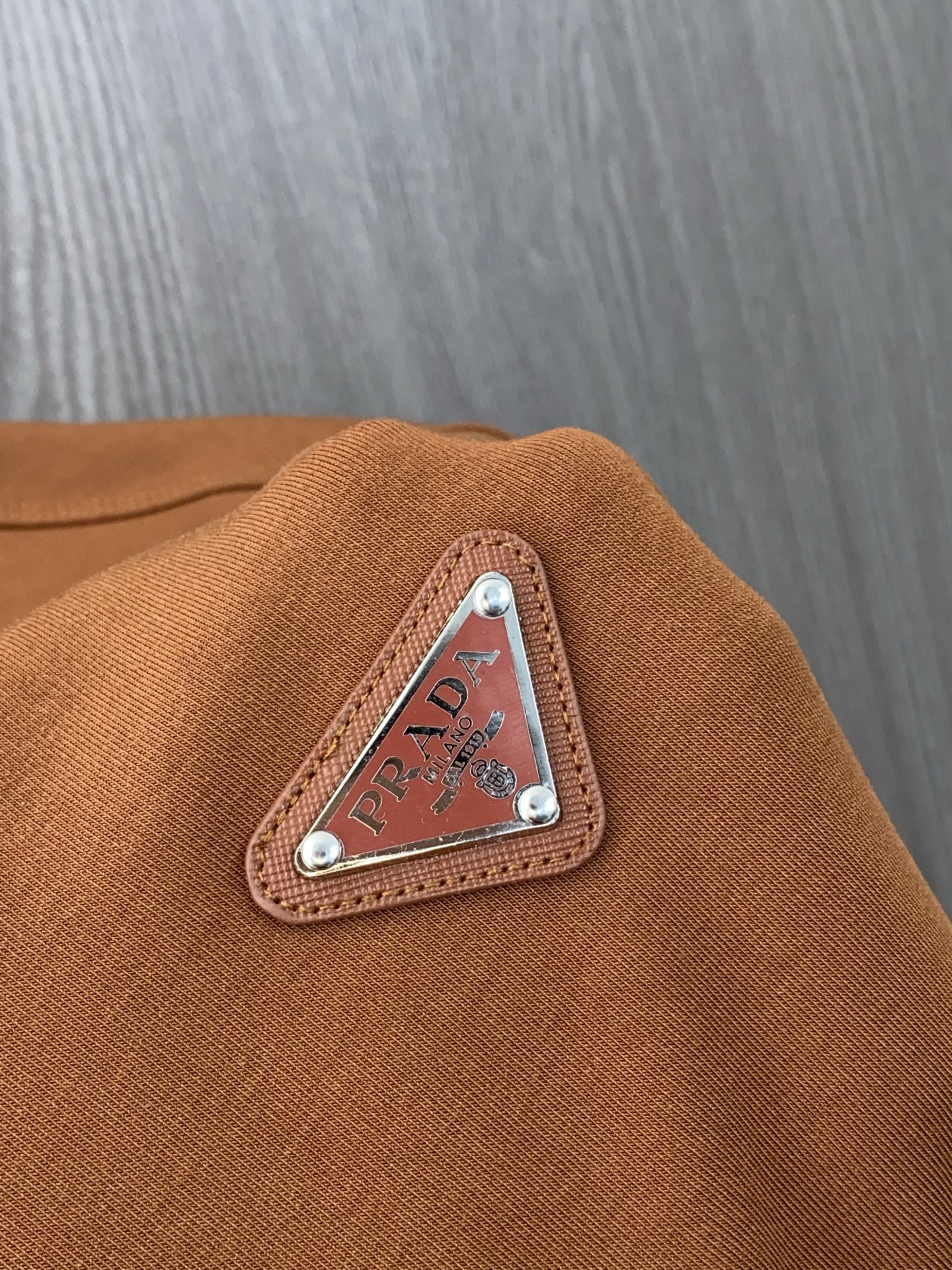 普拉达 2025 秋冬AW新品，时尚休闲打底加厚长袖卫衣专柜同步有售，进口加厚莫戴尔长绒棉拉绒面料，工艺