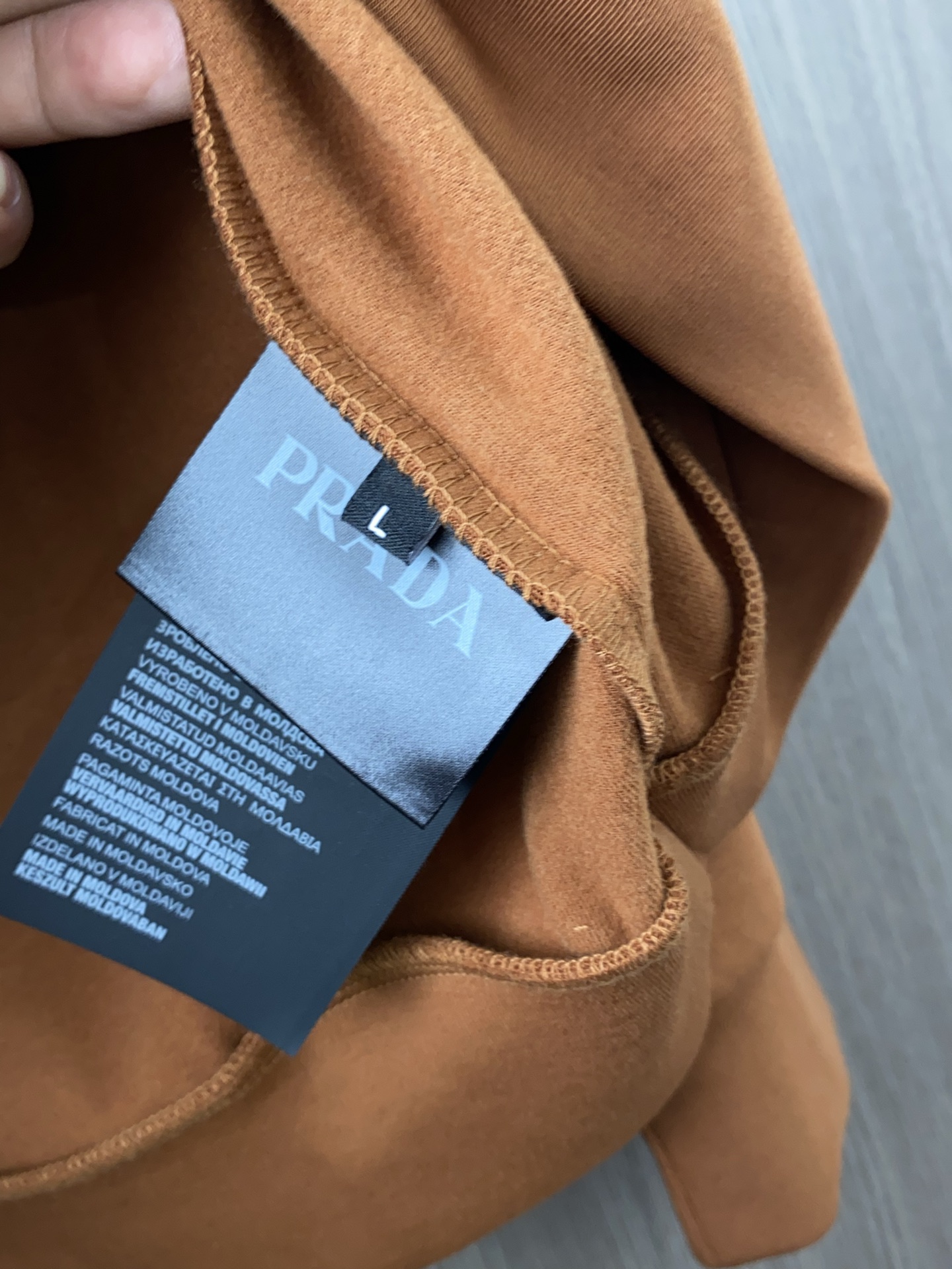 普拉达 2025 秋冬AW新品，时尚休闲打底加厚长袖卫衣专柜同步有售，进口加厚莫戴尔长绒棉拉绒面料，工艺