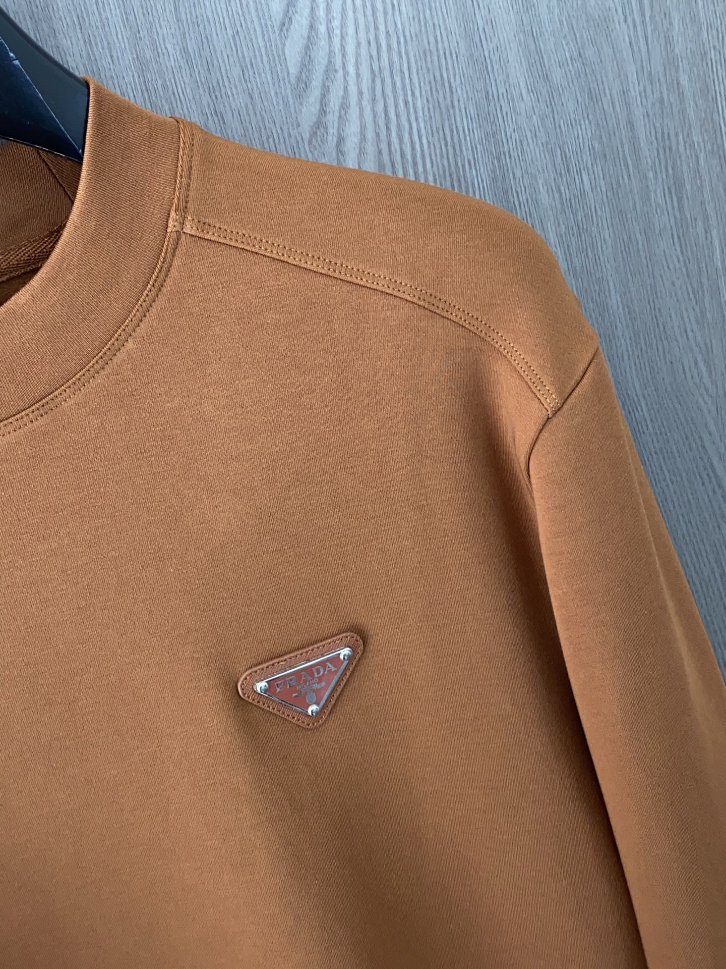 普拉达 2025 秋冬AW新品，时尚休闲打底加厚长袖卫衣专柜同步有售，进口加厚莫戴尔长绒棉拉绒面料，工艺