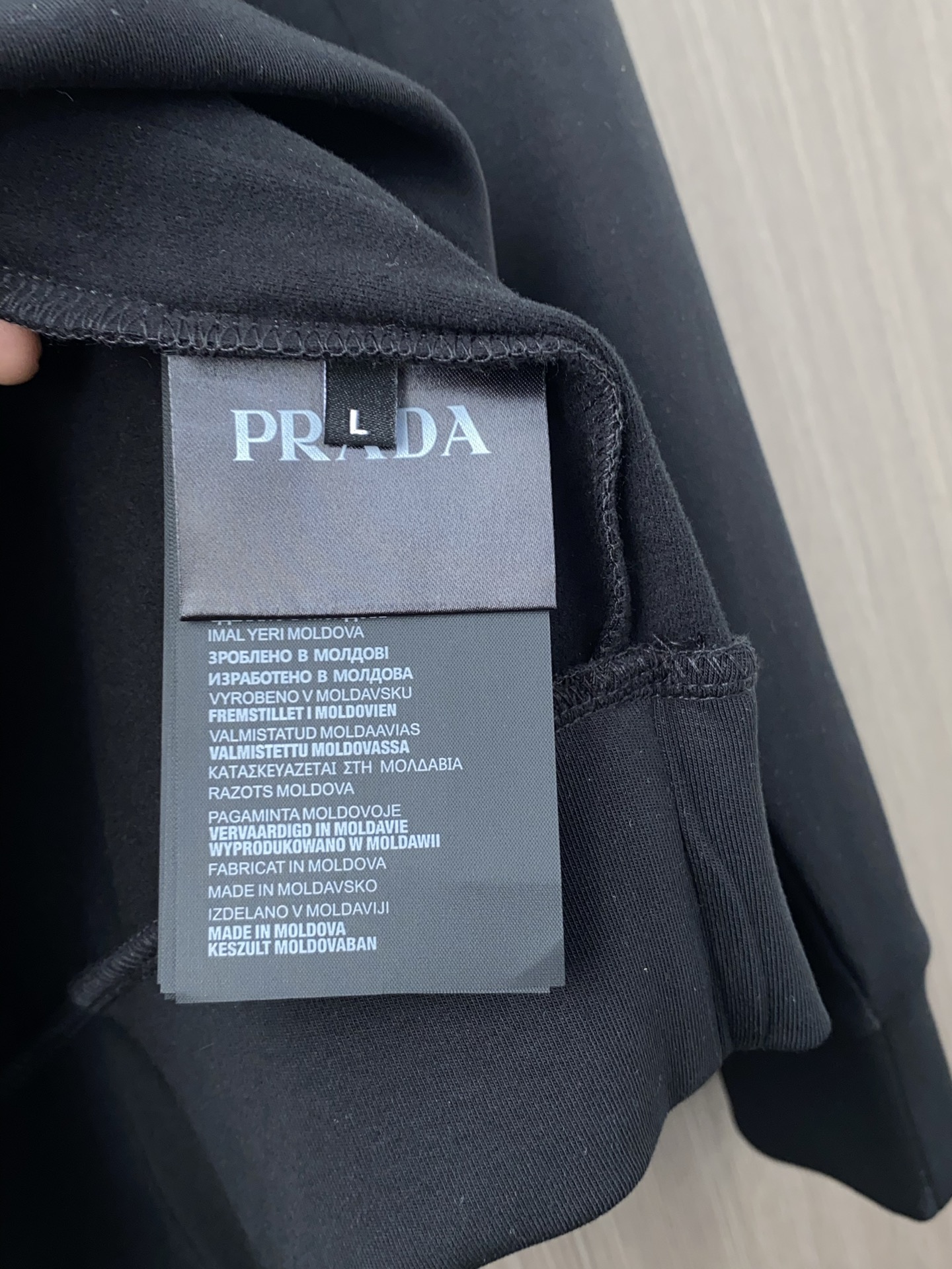 普拉达 2025 秋冬AW新品，时尚休闲打底加厚长袖卫衣专柜同步有售，进口加厚莫戴尔长绒棉拉绒面料，工艺