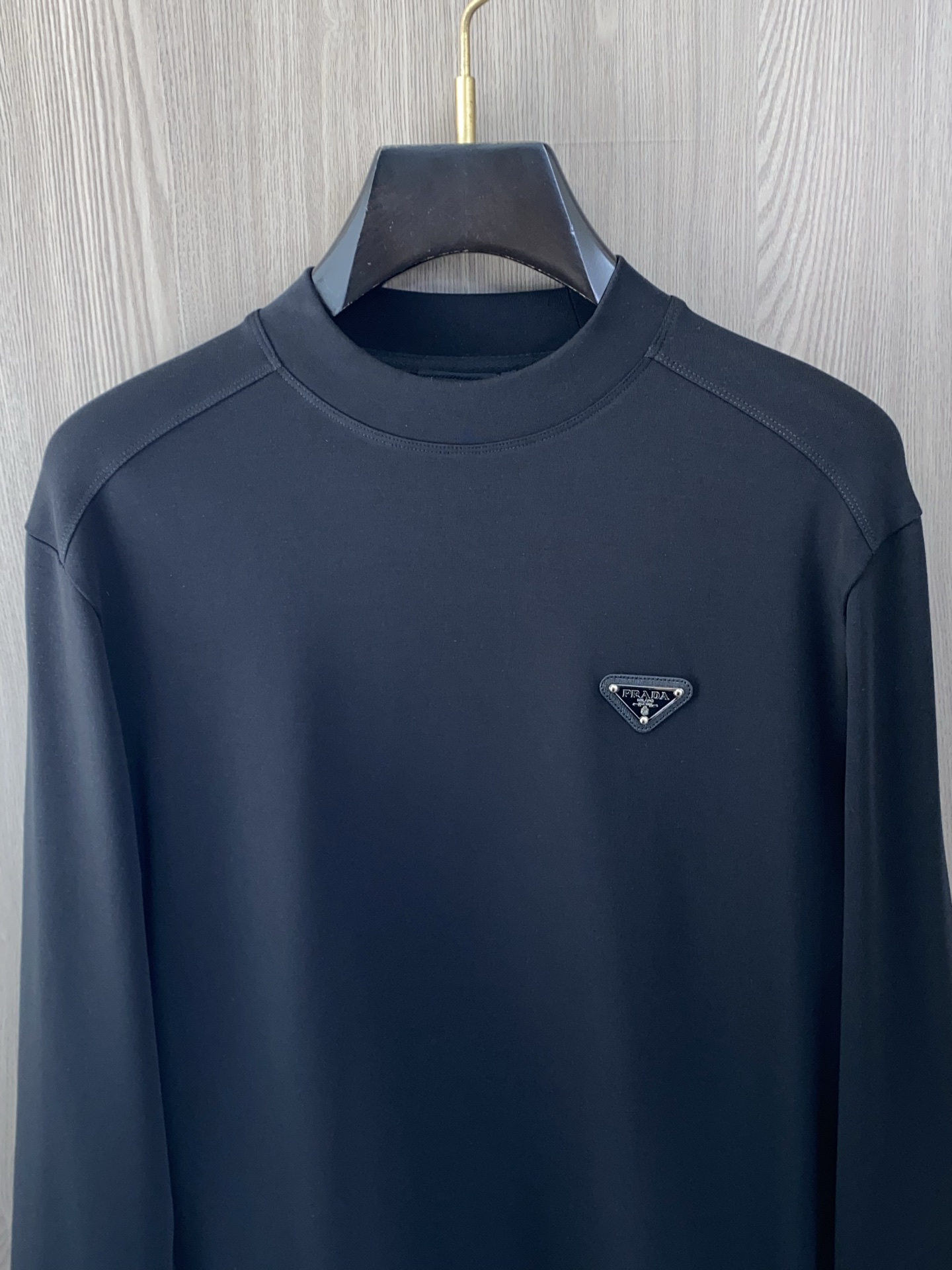 普拉达 2025 秋冬AW新品，时尚休闲打底加厚长袖卫衣专柜同步有售，进口加厚莫戴尔长绒棉拉绒面料，工艺