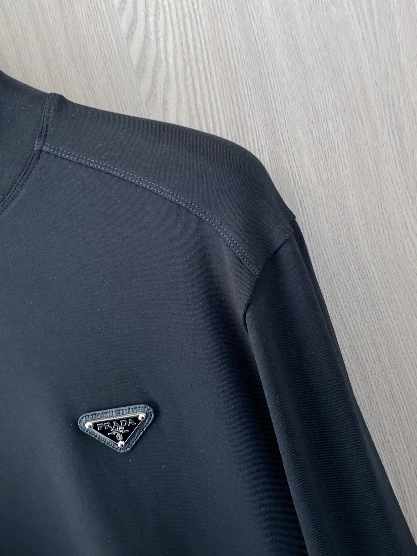 普拉达 2025 秋冬AW新品，时尚休闲打底加厚长袖卫衣专柜同步有售，进口加厚莫戴尔长绒棉拉绒面料，工艺