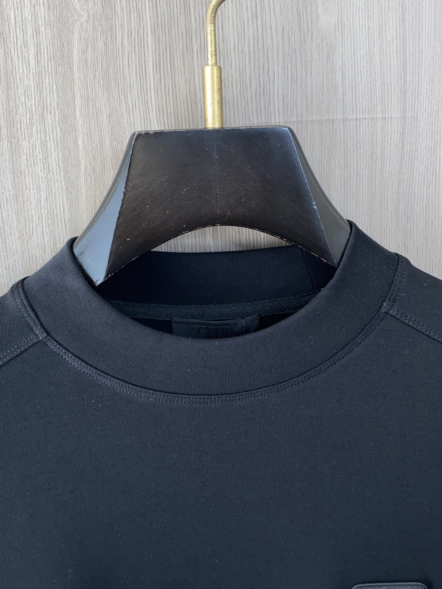 普拉达 2025 秋冬AW新品，时尚休闲打底加厚长袖卫衣专柜同步有售，进口加厚莫戴尔长绒棉拉绒面料，工艺