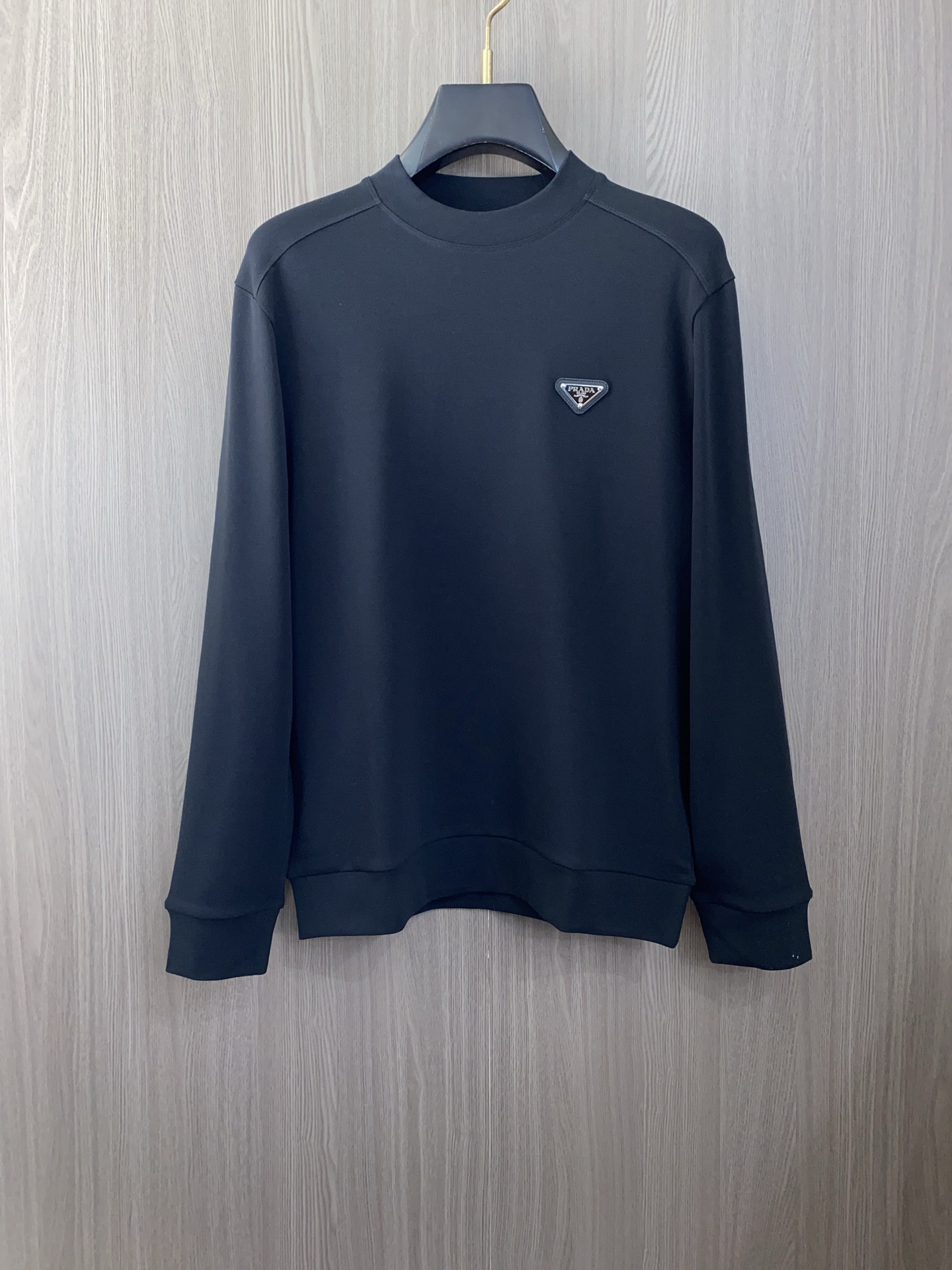 普拉达 2025 秋冬AW新品，时尚休闲打底加厚长袖卫衣专柜同步有售，进口加厚莫戴尔长绒棉拉绒面料，工艺