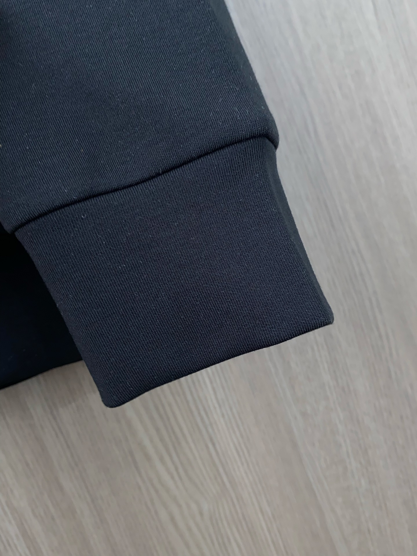 普拉达 2025 秋冬AW新品，时尚休闲打底加厚长袖卫衣专柜同步有售，进口加厚莫戴尔长绒棉拉绒面料，工艺