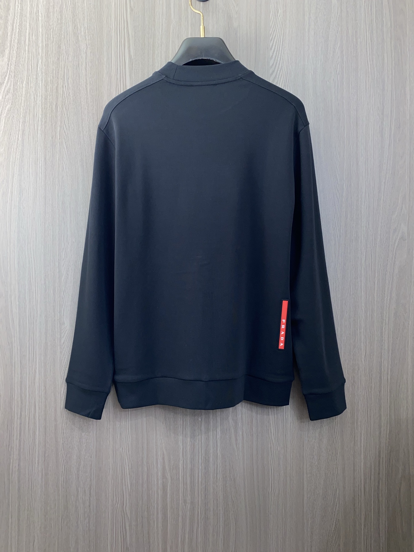 普拉达 2025 秋冬AW新品，时尚休闲打底加厚长袖卫衣专柜同步有售，进口加厚莫戴尔长绒棉拉绒面料，工艺