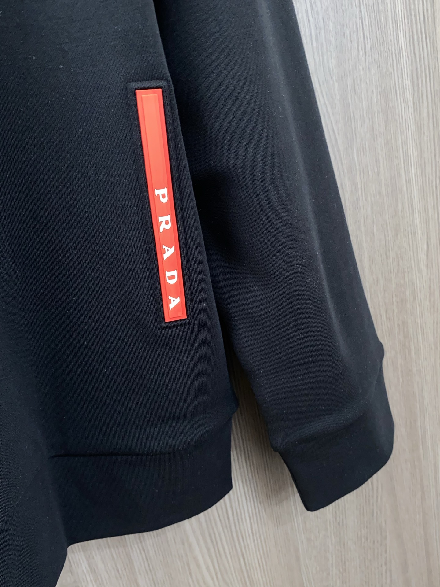 普拉达 2025 秋冬AW新品，时尚休闲打底加厚长袖卫衣专柜同步有售，进口加厚莫戴尔长绒棉拉绒面料，工艺