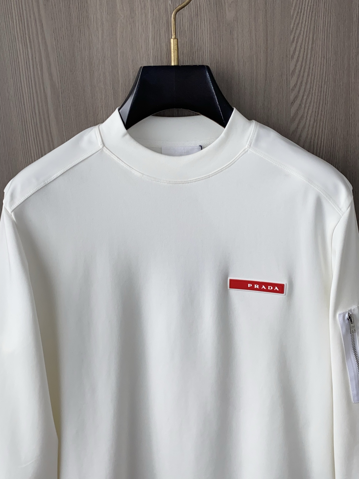 普拉达 2025 秋冬AW新品，时尚休闲打底加厚长袖卫衣专柜同步有售，进口加厚莫戴尔长绒棉拉绒面料，工艺