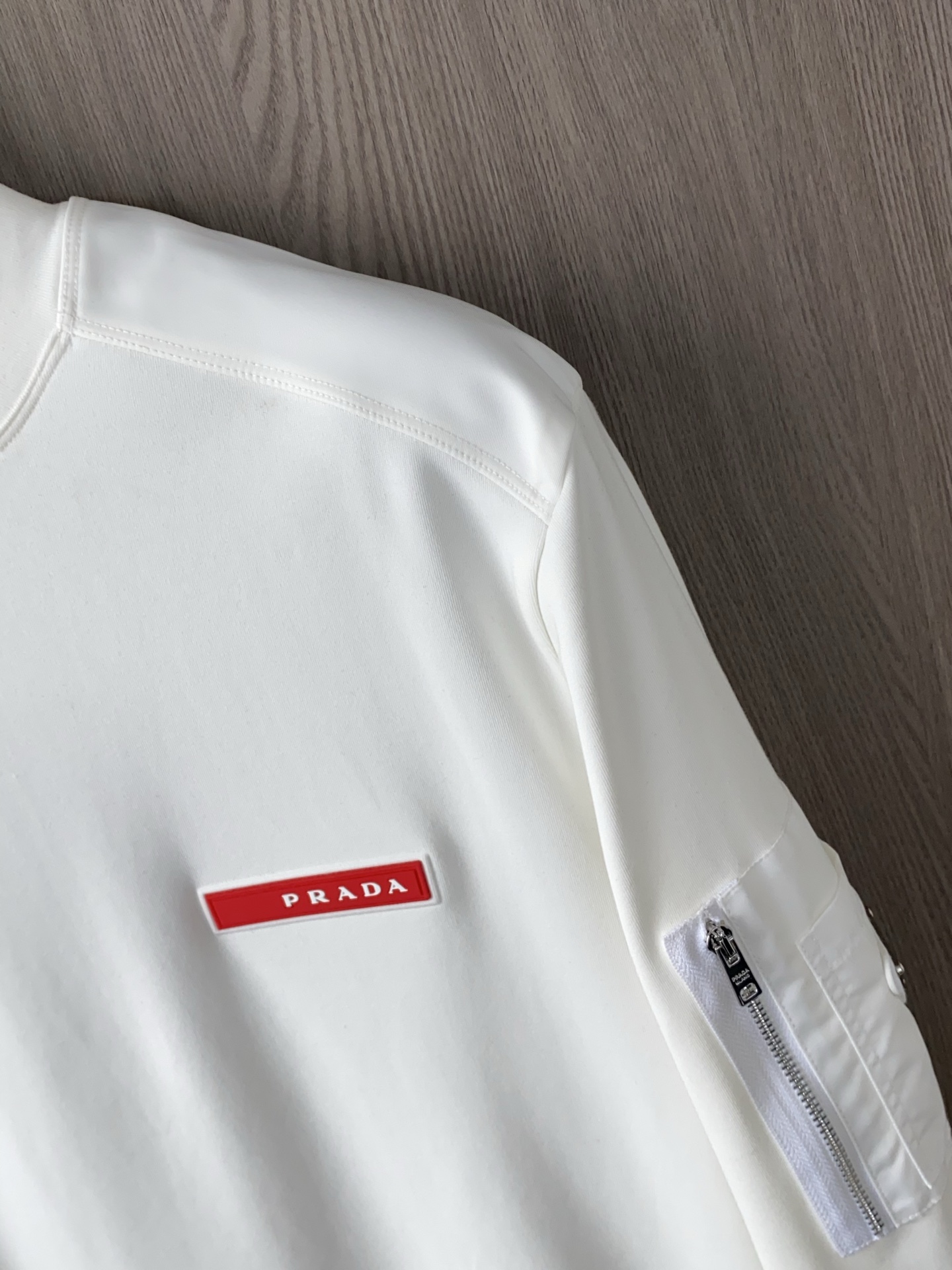 普拉达 2025 秋冬AW新品，时尚休闲打底加厚长袖卫衣专柜同步有售，进口加厚莫戴尔长绒棉拉绒面料，工艺