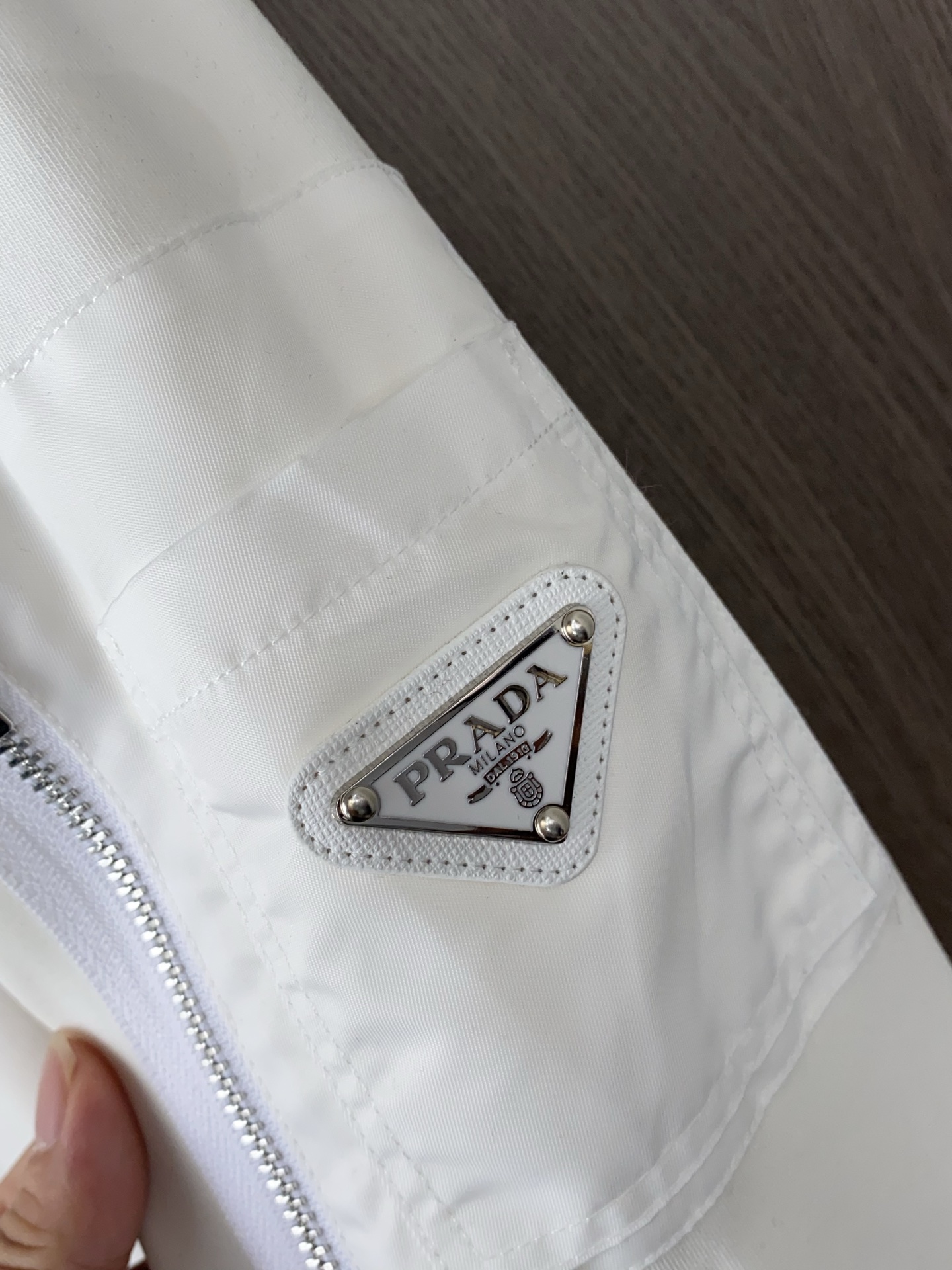 普拉达 2025 秋冬AW新品，时尚休闲打底加厚长袖卫衣专柜同步有售，进口加厚莫戴尔长绒棉拉绒面料，工艺