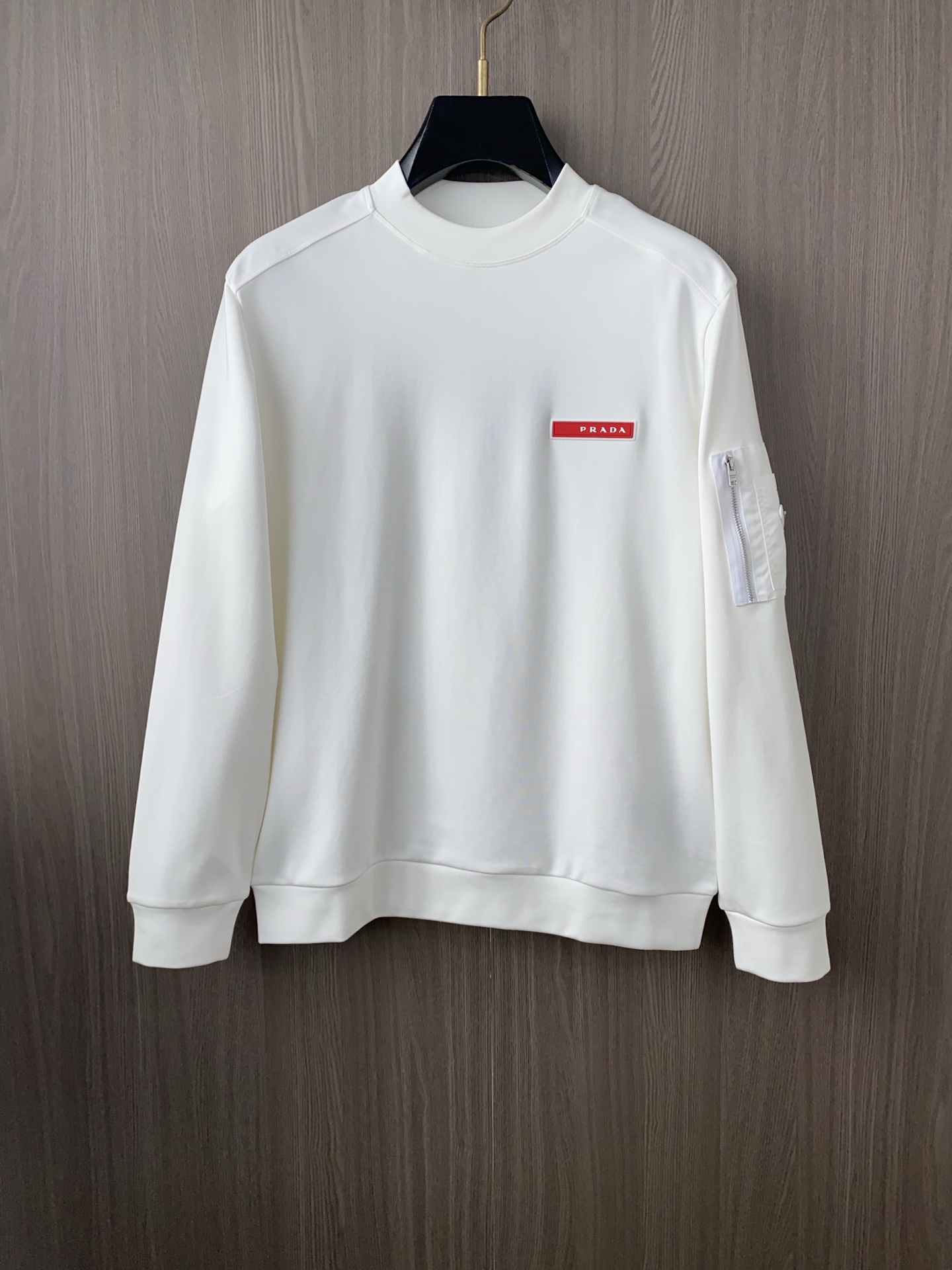 普拉达 2025 秋冬AW新品，时尚休闲打底加厚长袖卫衣专柜同步有售，进口加厚莫戴尔长绒棉拉绒面料，工艺