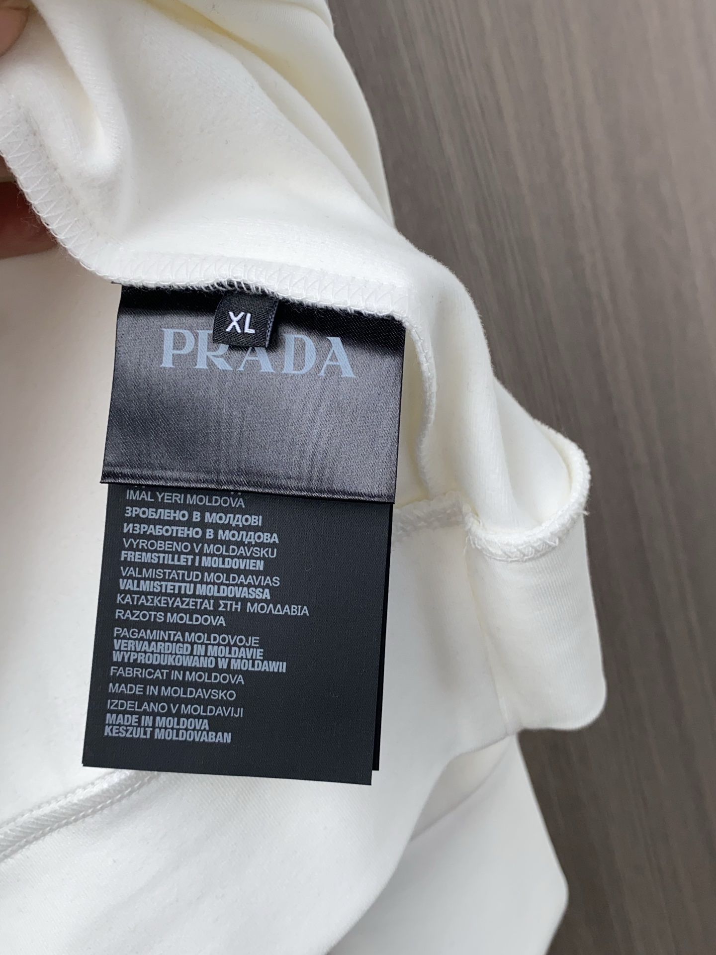 普拉达 2025 秋冬AW新品，时尚休闲打底加厚长袖卫衣专柜同步有售，进口加厚莫戴尔长绒棉拉绒面料，工艺