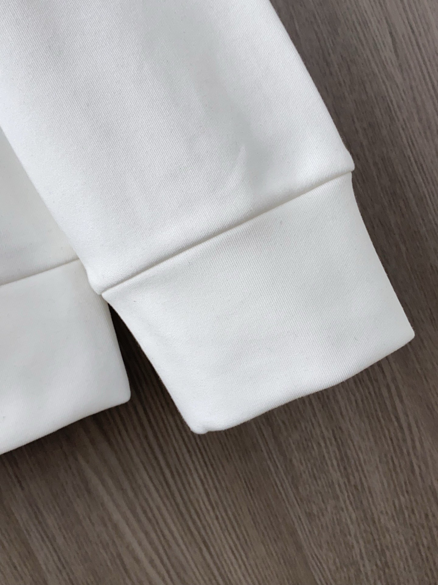 普拉达 2025 秋冬AW新品，时尚休闲打底加厚长袖卫衣专柜同步有售，进口加厚莫戴尔长绒棉拉绒面料，工艺