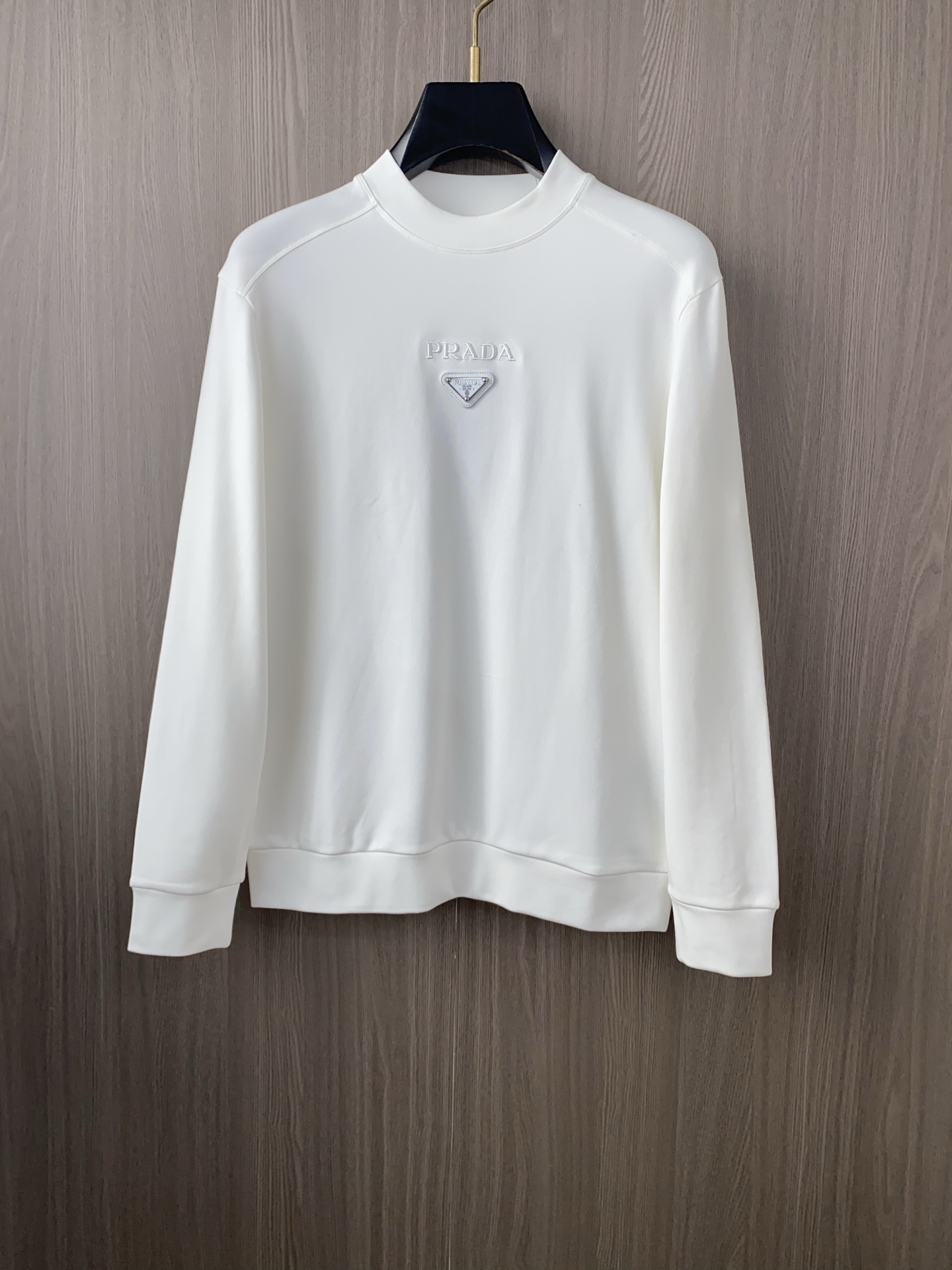 普拉达 2025 秋冬AW新品，时尚休闲打底加厚长袖卫衣专柜同步有售，进口加厚莫戴尔长绒棉拉绒面料，工艺