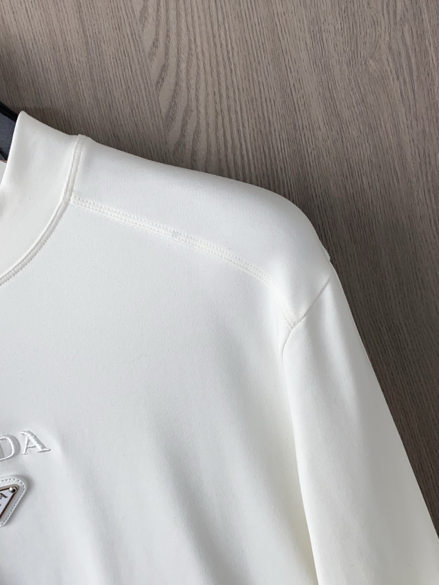 普拉达 2025 秋冬AW新品，时尚休闲打底加厚长袖卫衣专柜同步有售，进口加厚莫戴尔长绒棉拉绒面料，工艺