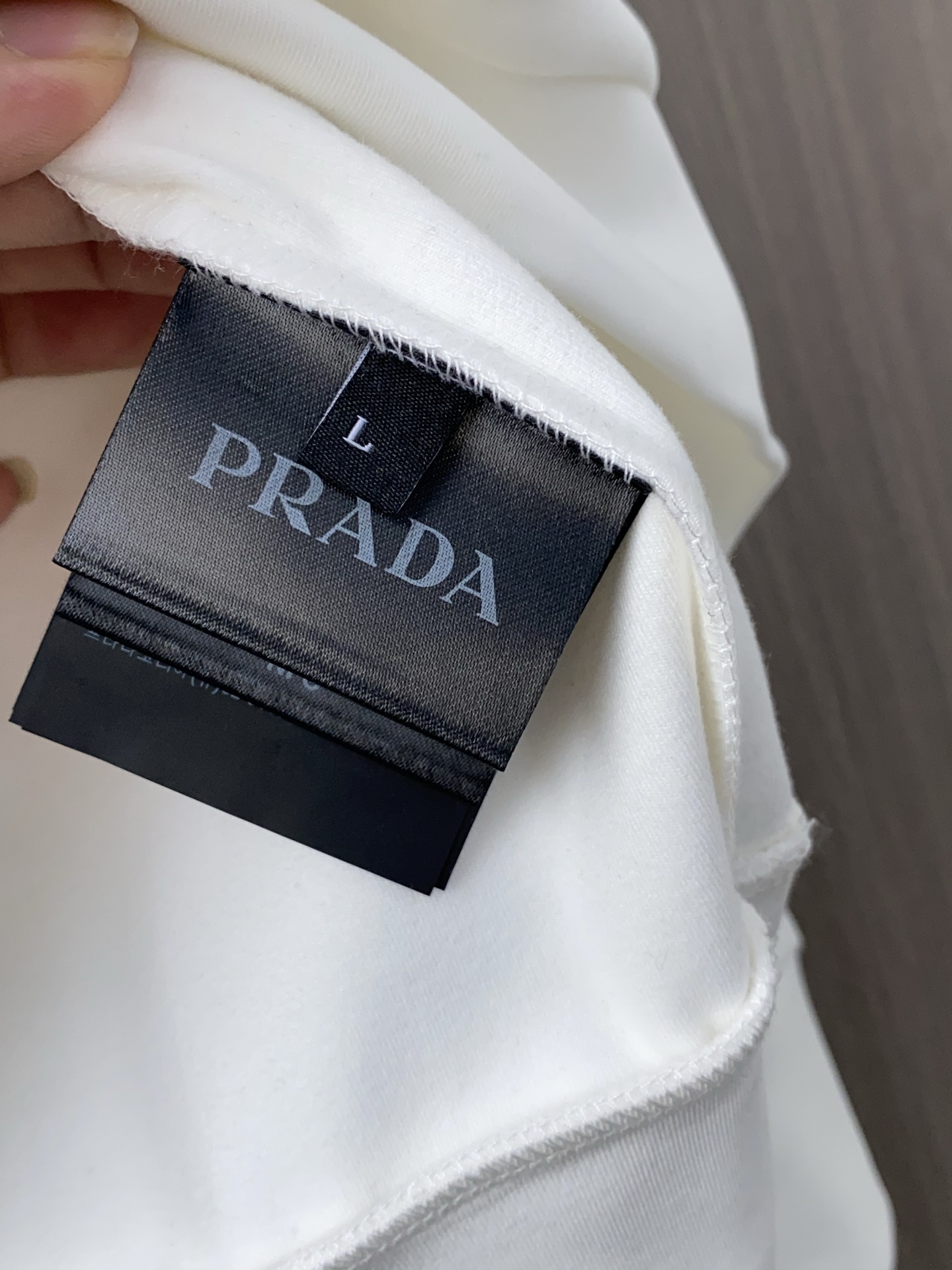 普拉达 2025 秋冬AW新品，时尚休闲打底加厚长袖卫衣专柜同步有售，进口加厚莫戴尔长绒棉拉绒面料，工艺