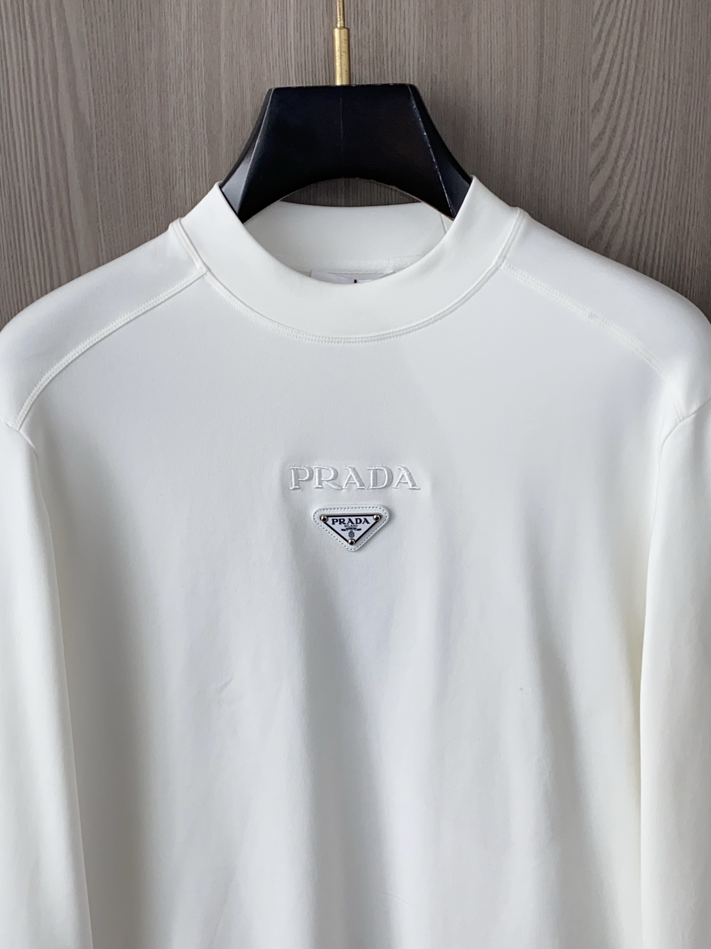 普拉达 2025 秋冬AW新品，时尚休闲打底加厚长袖卫衣专柜同步有售，进口加厚莫戴尔长绒棉拉绒面料，工艺